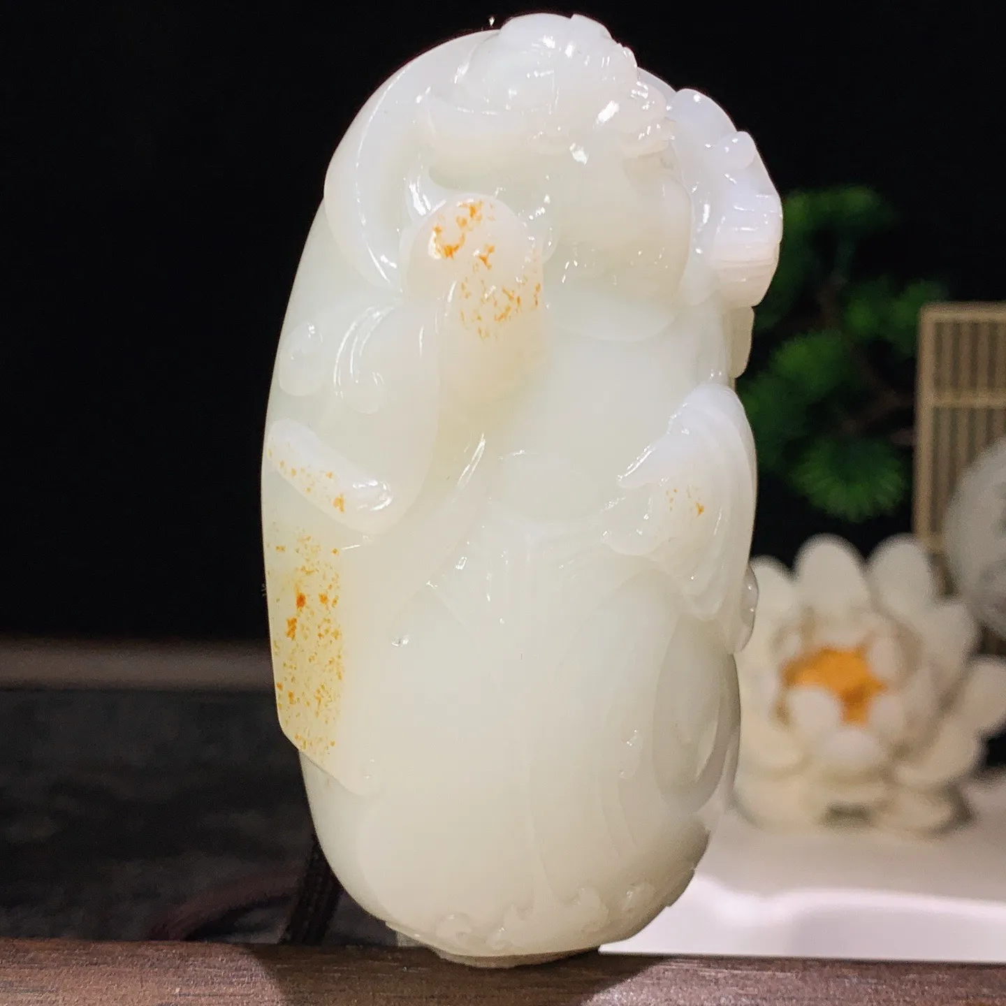 新疆和田玉白玉山料财神挂把件！尺寸80/43/24重174克。玉质细腻油润。手推出油。品相大气 lt260202