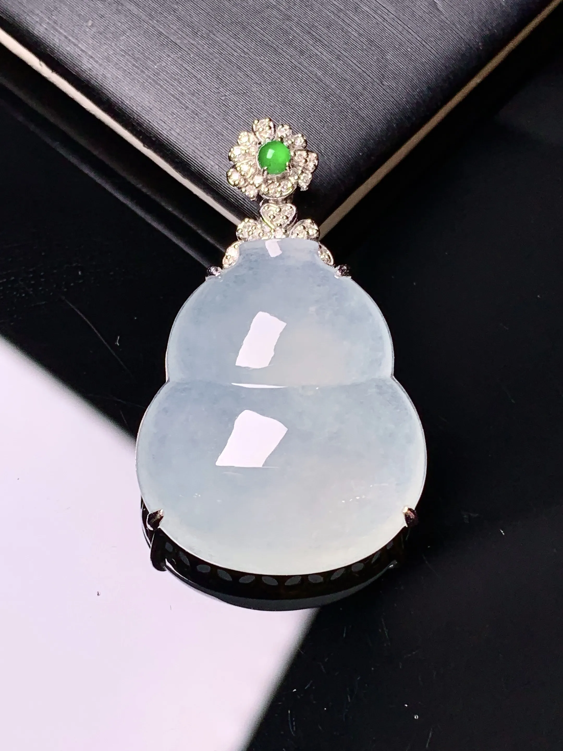 18k金钻镶嵌冰种葫芦吊坠 玉质细腻 色泽清新艳丽 整体尺寸32.5*20*8.3