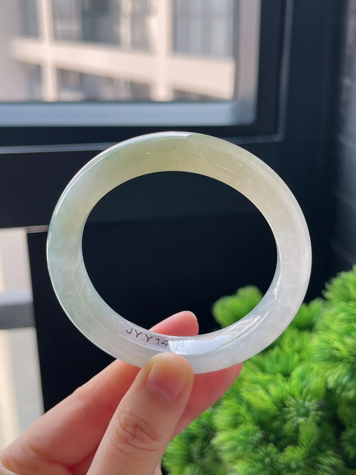 正圈55.8圈口，翡翠冰糯种淡黄色手镯