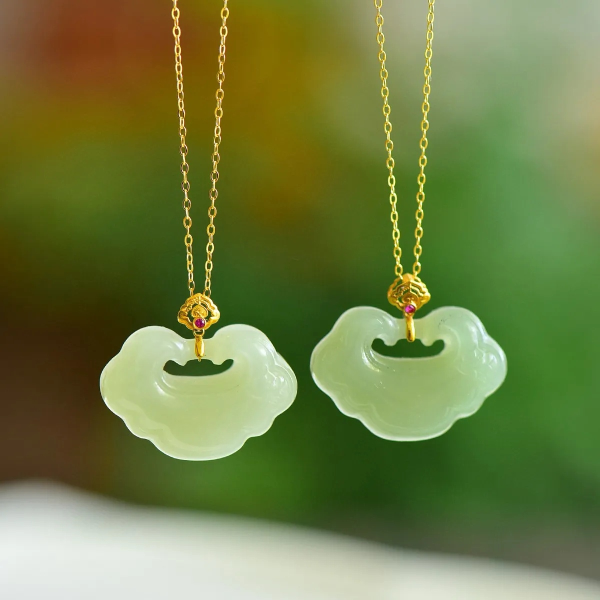 18K金扣镶嵌和田玉晴水如意锁吊坠