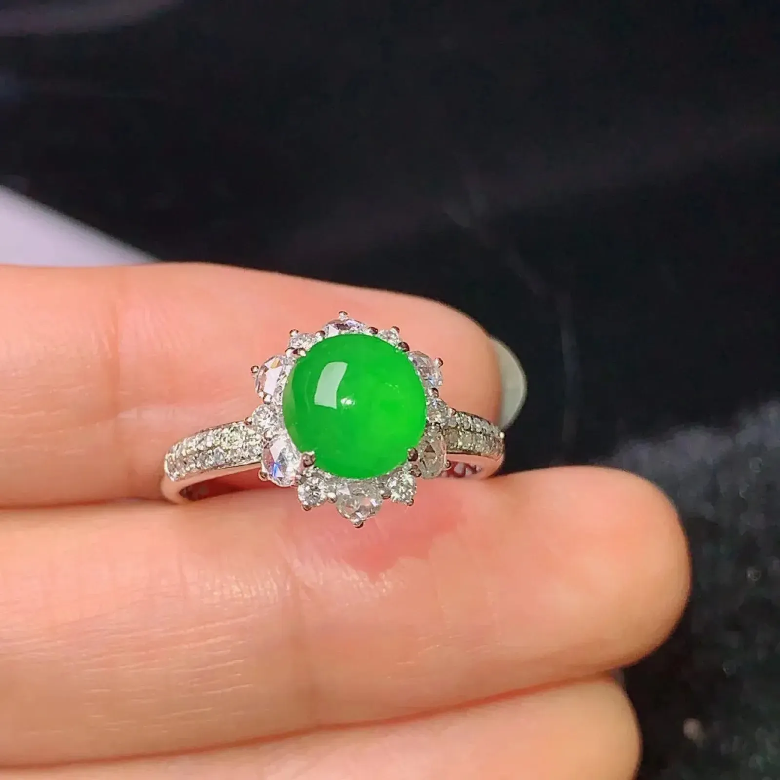 18k金钻镶嵌满绿蛋面戒指 玉质细腻 色泽艳丽  圈口14整体尺寸11.6*11*8.6 裸石7.5*7.2*4