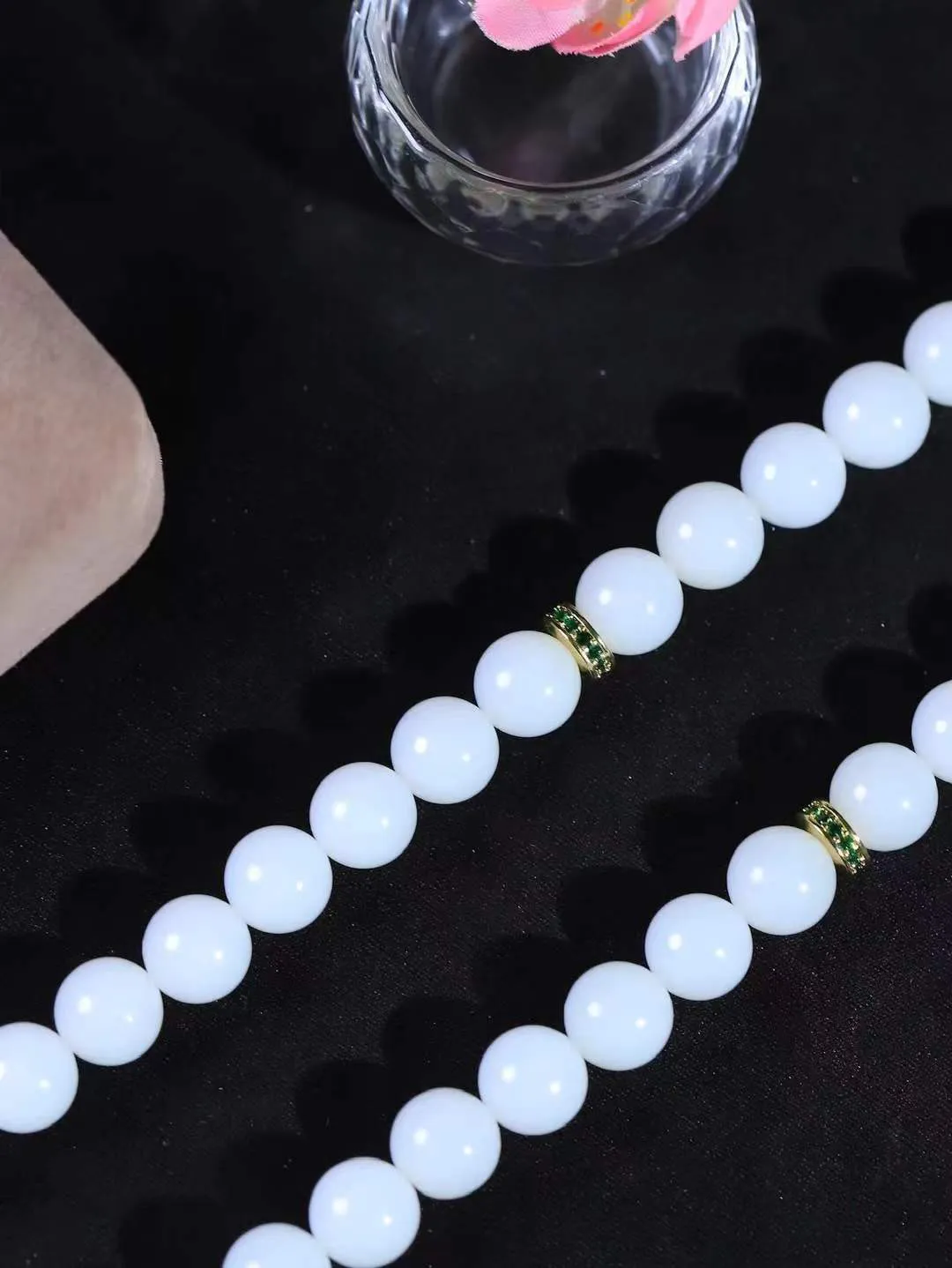 【链.108】

精品️和田玉白玉圆珠挂链 玉质温润细腻 油性十足 佩戴舒适。珠珠落玉盘，间关莺语花底滑，一生美好时光，无论身在何处，都有它相伴相守。事事顺遂，幸福美满，吉祥如意。重183克 尺寸取一10mm FDL-4428133