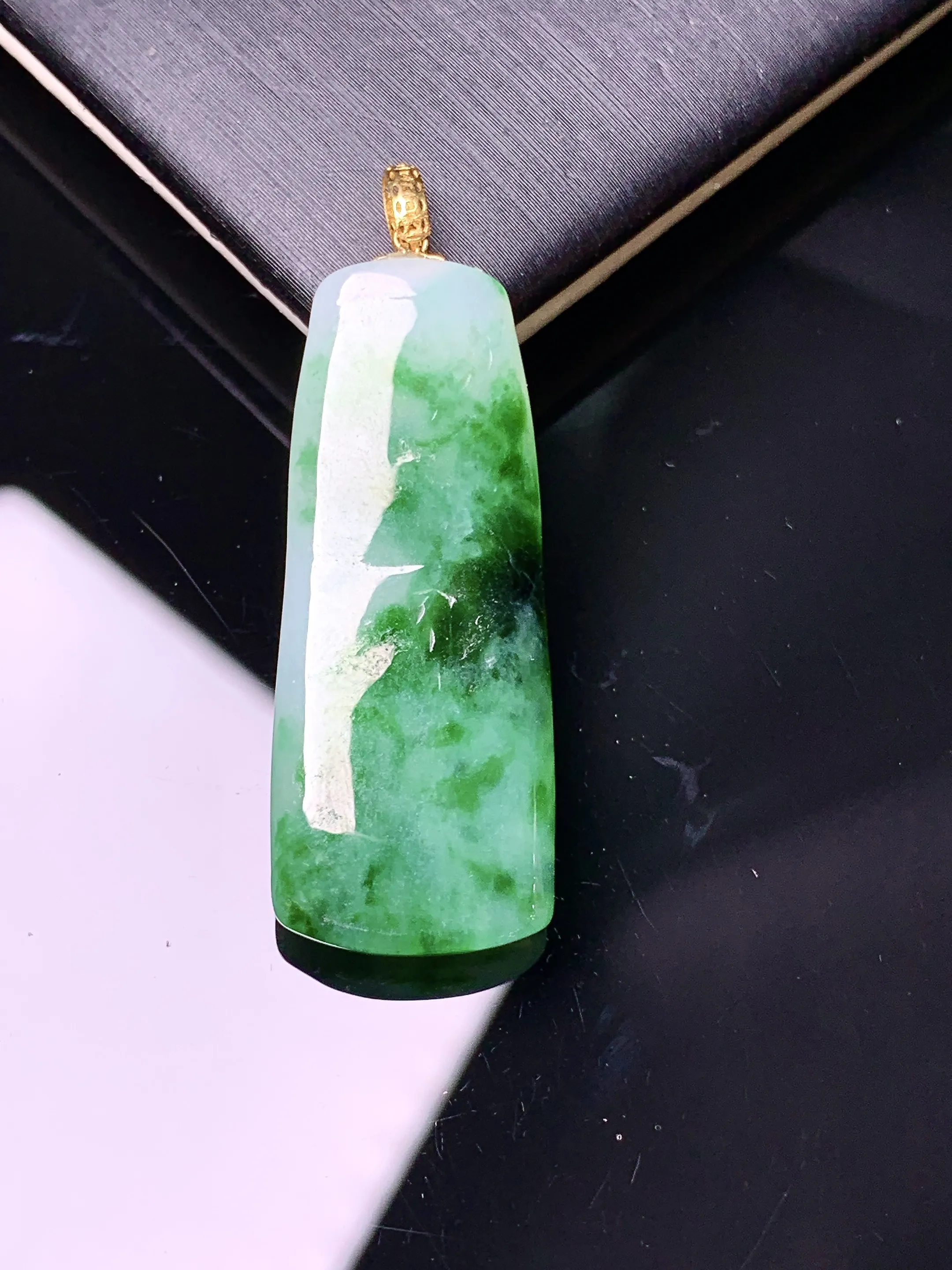 18k金镶嵌飘绿竹节吊坠 玉质细腻 色泽清新艳丽 整体尺寸40*13.5*5.3