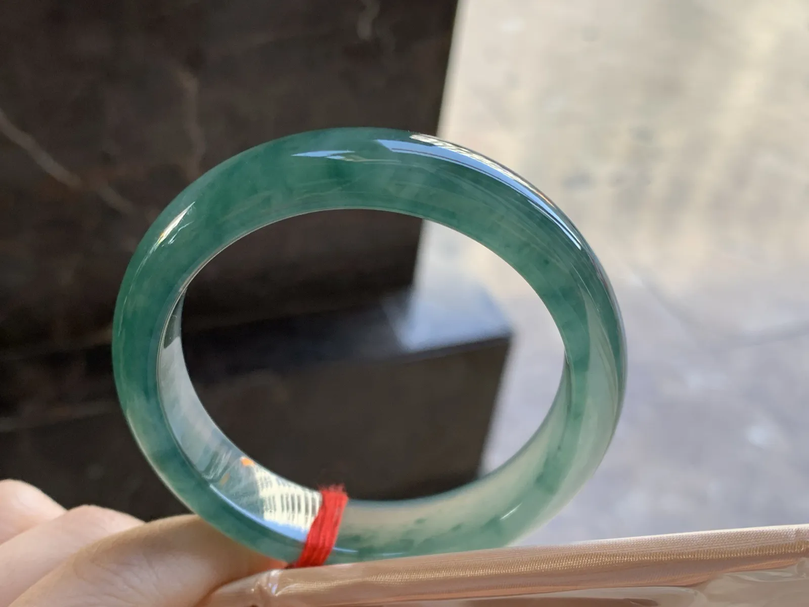 冰种飘花手镯
尺寸：54-13-7.7mm
种老肉细 实物漂亮耐看的料子