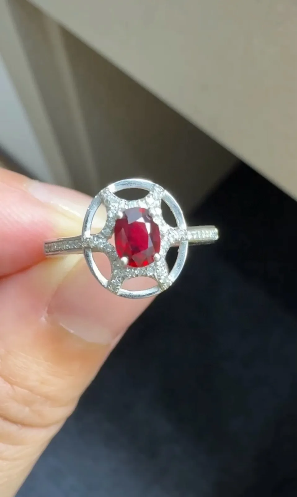 18k金镶嵌天然红宝石戒指！颜色超美！整体尺寸10.9*9.8mm，重2.381克，圈口14可改