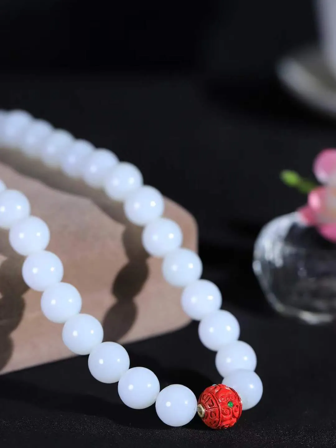 【链.108】

精品️和田玉白玉圆珠挂链 玉质温润细腻 油性十足 佩戴舒适。珠珠落玉盘，间关莺语花底滑，一生美好时光，无论身在何处，都有它相伴相守。事事顺遂，幸福美满，吉祥如意。重183克 尺寸取一10mm FDL-4428133