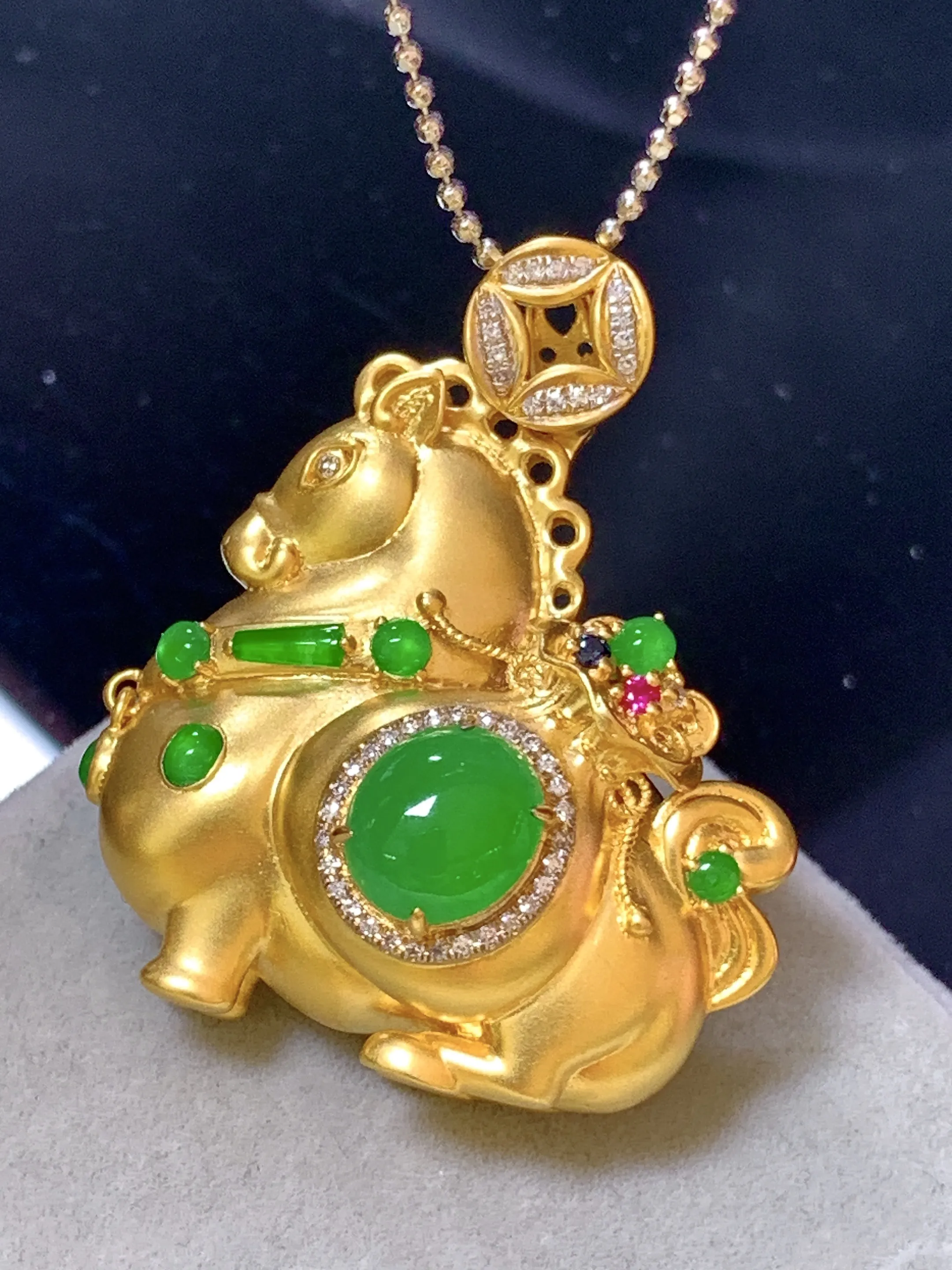 18k金钻镶嵌满绿蛋面唐马吊坠 玉质细腻 色泽艳丽清新 整体尺寸33.8*29*14.2