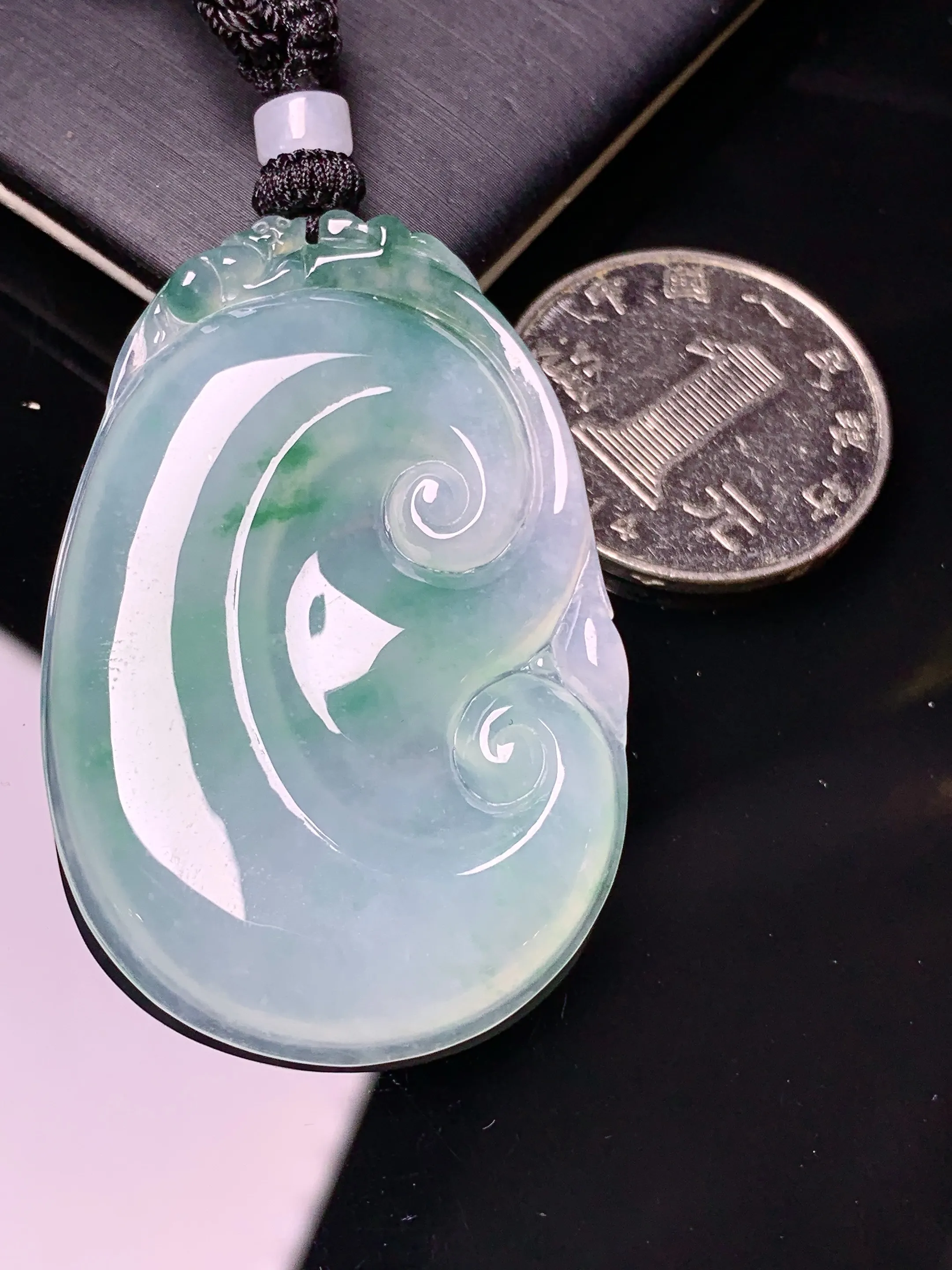 飘绿如意吊坠 玉质细腻 色泽清新艳丽 整体尺寸48*31.8*4.6