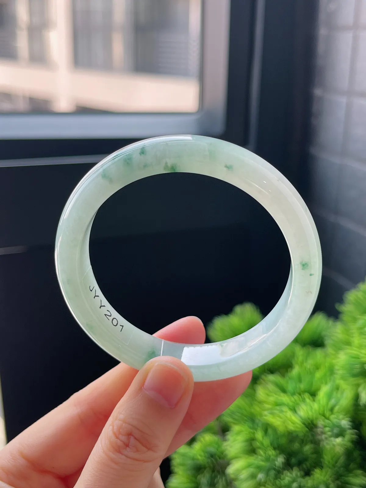 正圈54.5圈口，翡翠冰糯种飘绿手镯