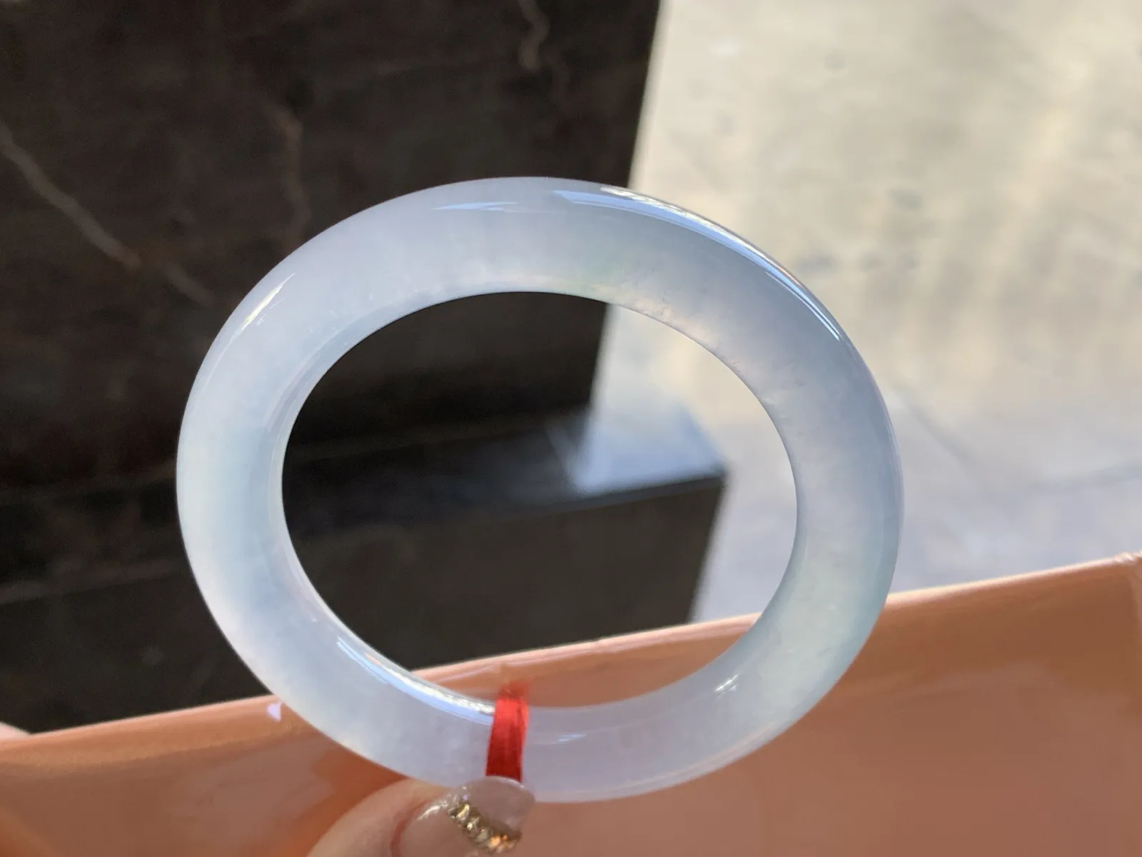 冰种圆条手镯
尺寸：56.7-10.9-11mm
冰味十足 上手漂亮