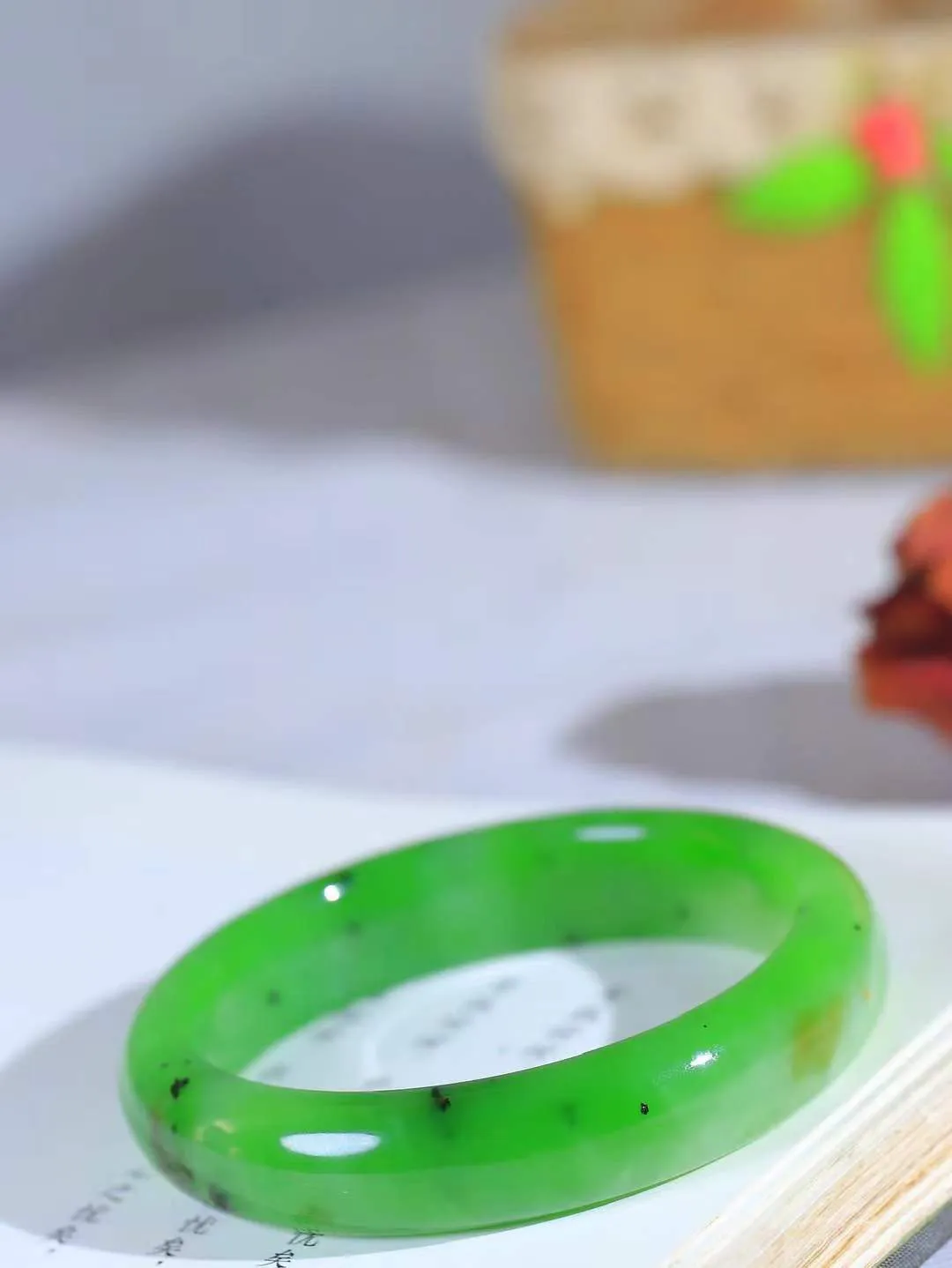 【碧波流转·手镯】

精品和田玉碧玉手镯，玉质细腻温润，手感舒适，️线条流畅，简约大气，美自天成，佩戴于腕间，婉约之美，举手投足间透出那份低调奢华，醉人心扉。
重52.3克 内径圈口55mm尺寸13-8mm  FDA-1325108