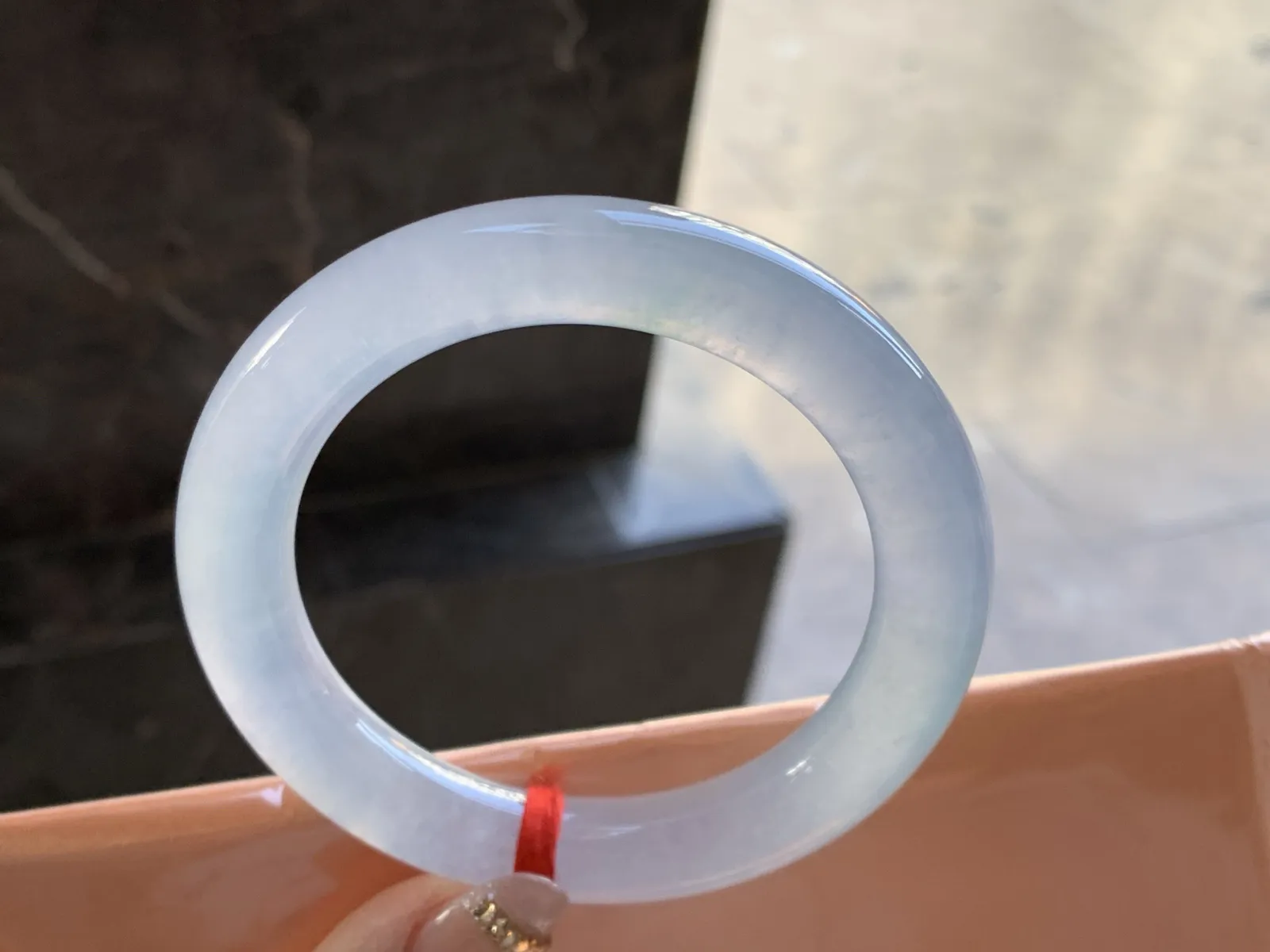 冰种圆条手镯
尺寸：56.7-10.9-11mm
冰味十足 上手漂亮