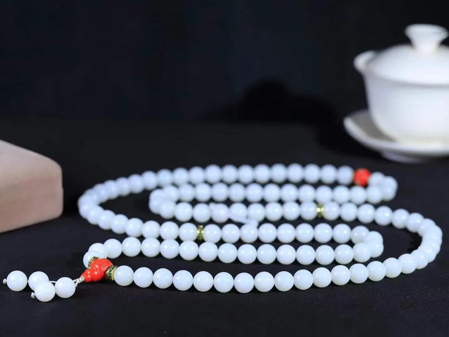 【链.108】

精品️和田玉白玉圆珠挂链 玉质温润细腻 油性十足 佩戴舒适。珠珠落玉盘，间关莺语