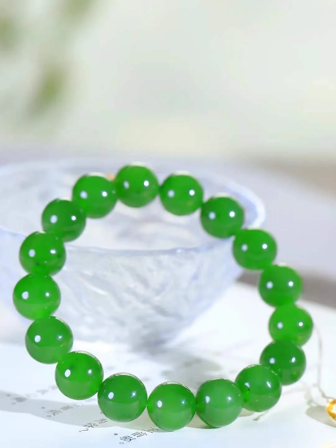 【珠圆玉润.手串】

精品和田玉碧玉珠圆玉润手串 玉质温润细腻  整串打磨圆润，佩戴舒适。珠珠落玉盘，间关莺语花底滑，一生美好时光，无论身在何处，都有它相伴相守。事事顺遂，幸福美满，吉祥如意。重45.8克 尺寸取一12mm FDL-1620100