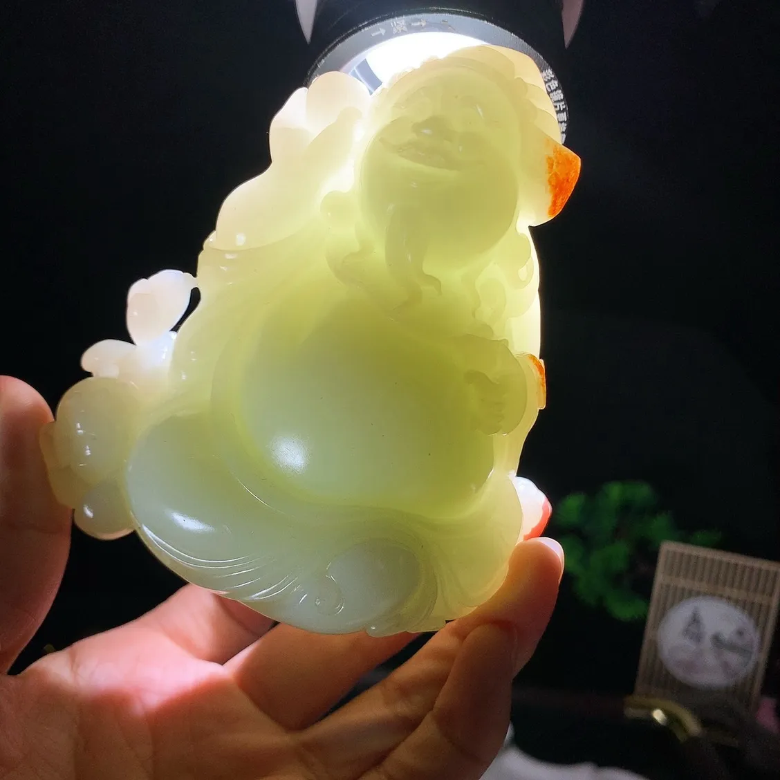 新疆和田玉白玉财神小挂摆件！尺寸95/92/55重502.5克。玉质细腻油润。手推出油。品相大气 lt260202