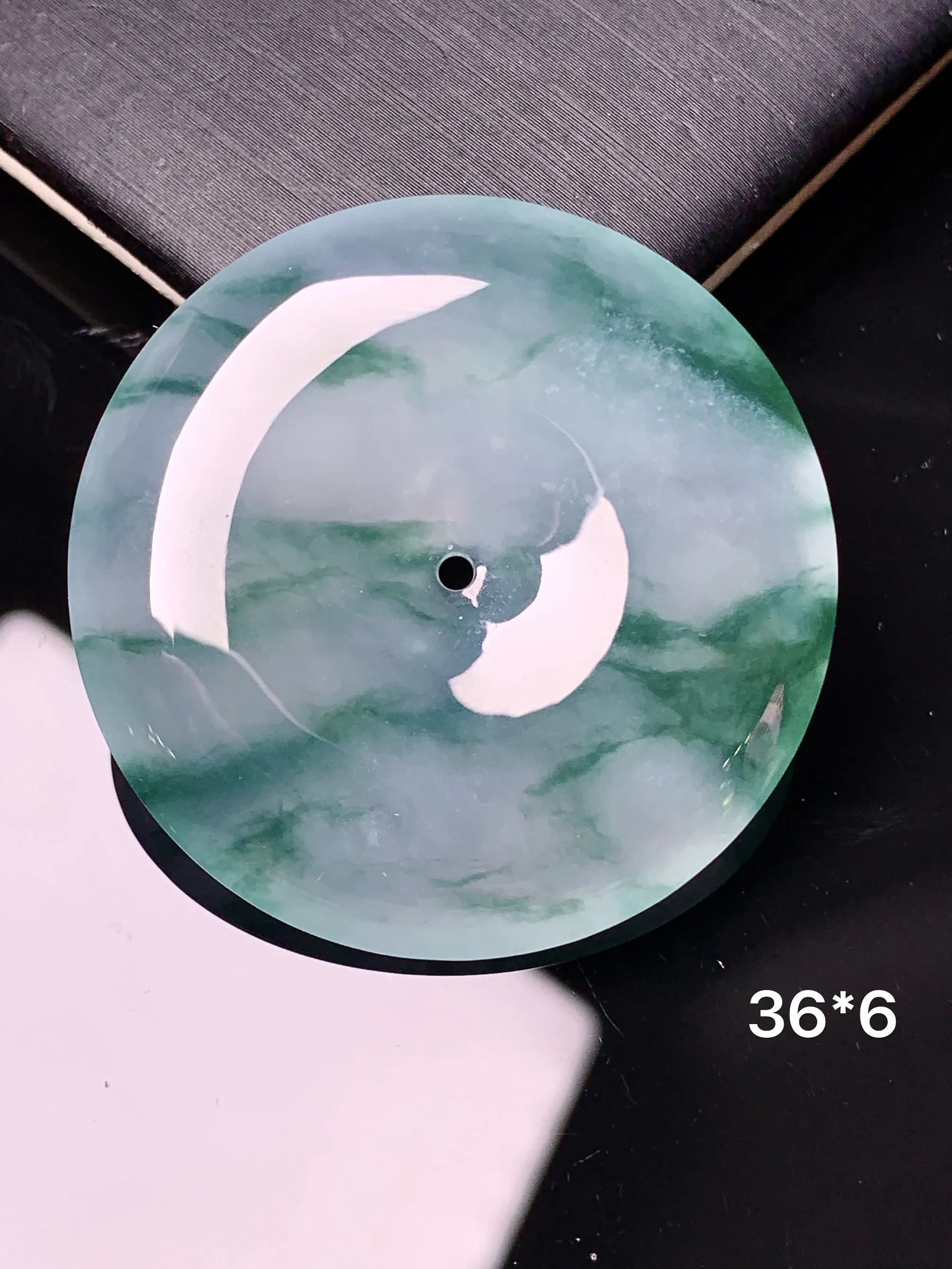 冰种飘绿平安扣吊坠 玉质细腻 色泽清新艳丽 整体尺寸36*6