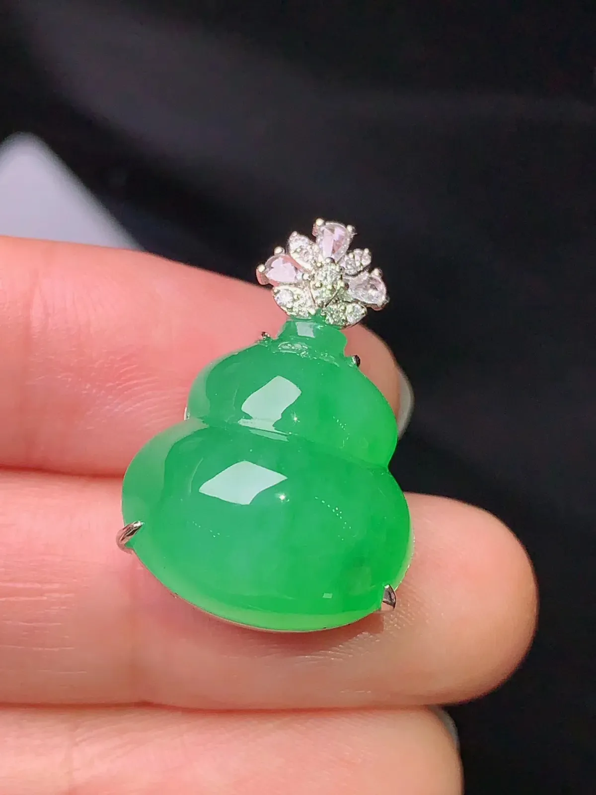 18k金钻镶嵌满绿葫芦吊坠 玉质细腻 色泽清新艳丽 整体尺寸24*16.6*13.1