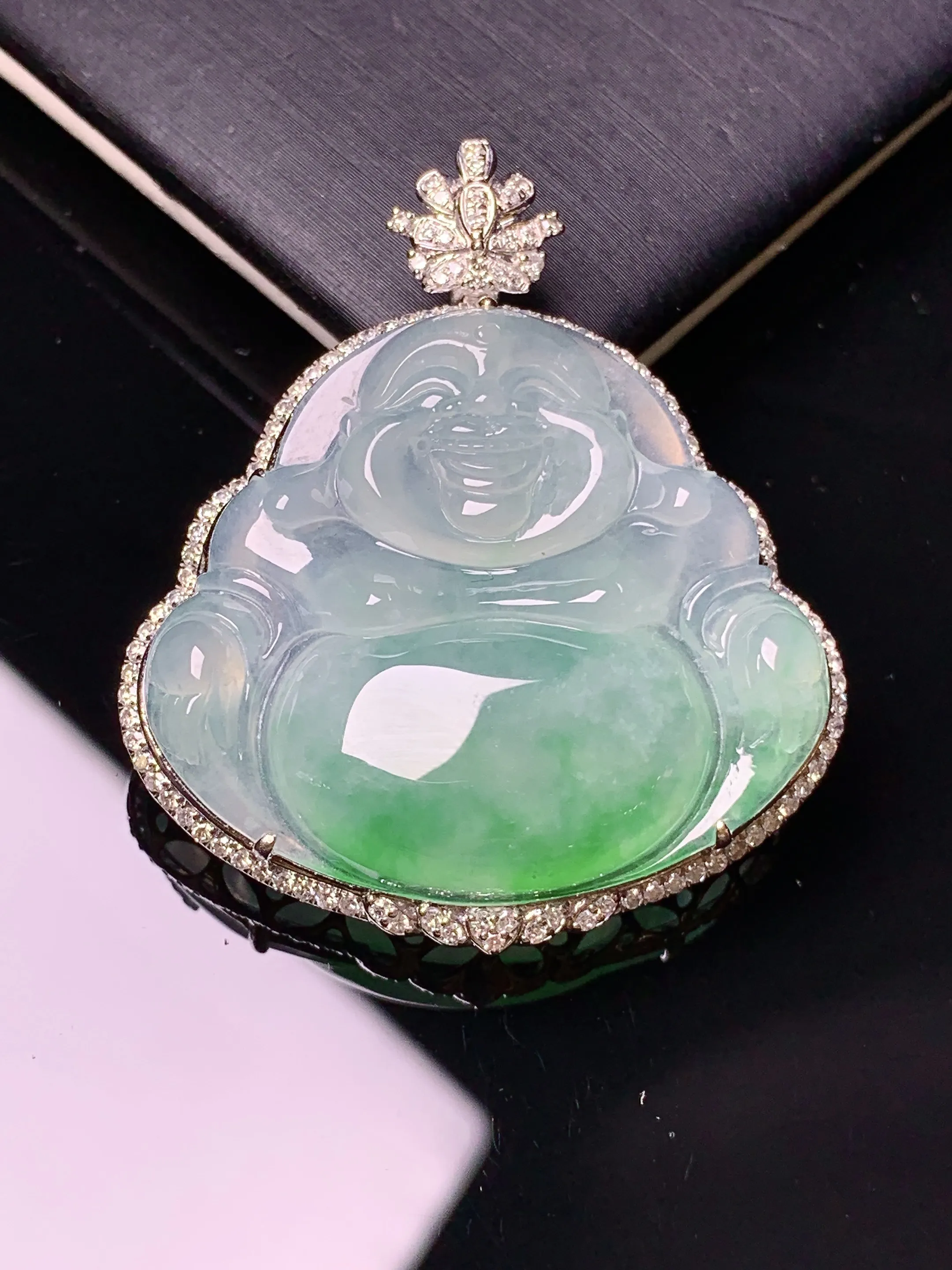 18k金钻镶嵌冰种飘绿佛公吊坠 玉质细腻 色泽清新艳丽 整体尺寸40.2*35*9.6