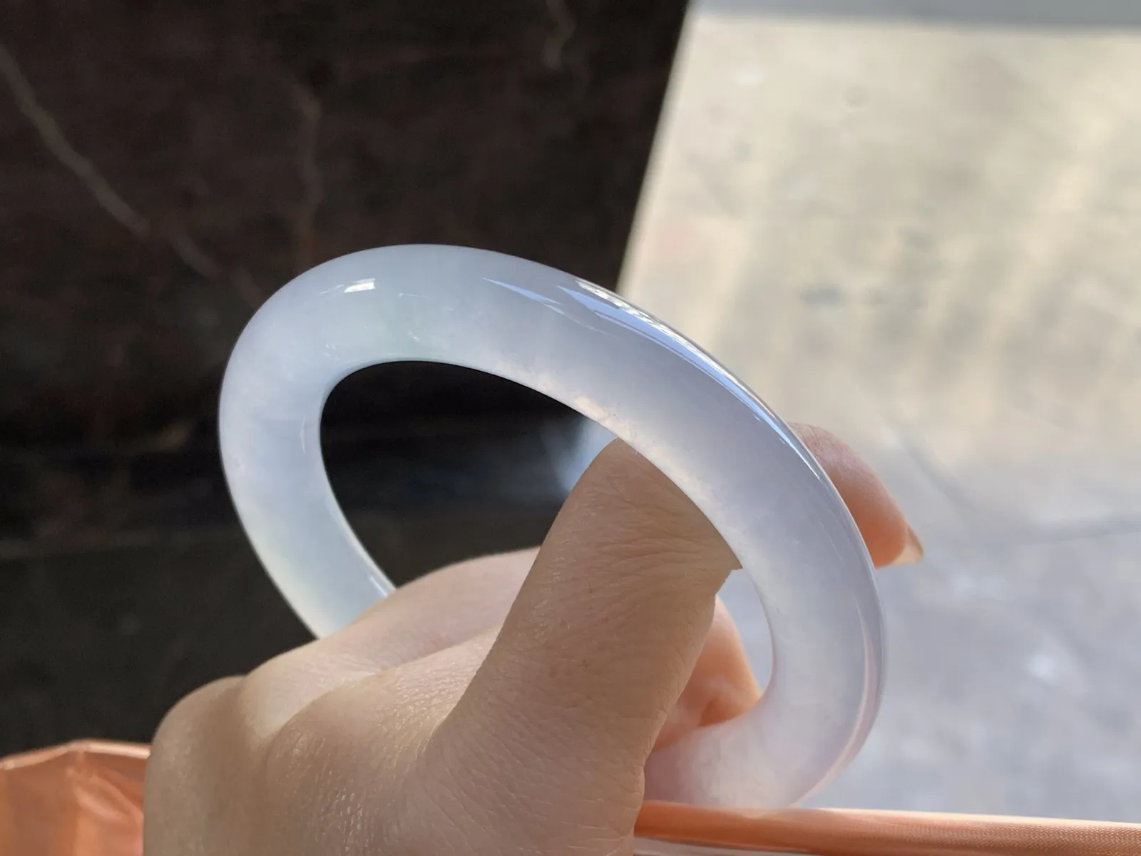 冰种圆条手镯
尺寸：56.7-10.9-11mm
冰味十足 上手漂亮