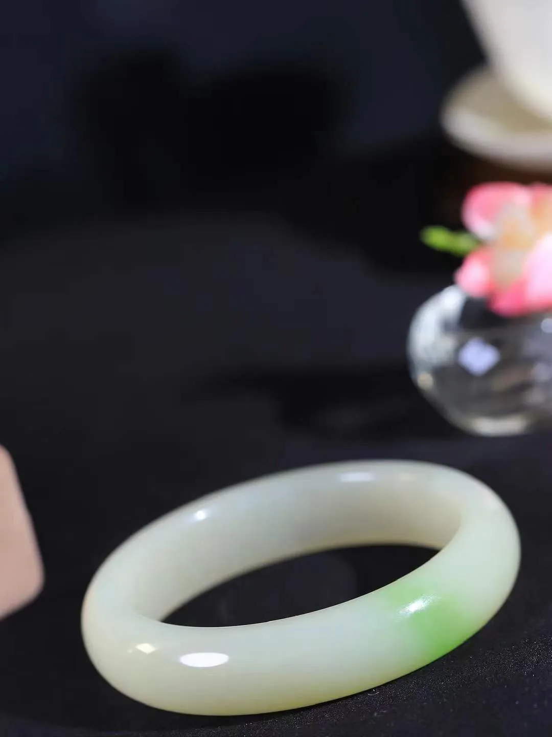 【翠色怡人.手镯】

精品和田玉翠青手镯，精品美镯，玉质细腻饱满，️温润脂香，仙雾缥缈，怡静如画，意蕴十足～，戴于腕间，神秘与高贵并存，给人以出尘的风雅，优美脱俗，气质非凡。重70.7克 内径59.5mm尺寸15.3-8.8mm1920100A