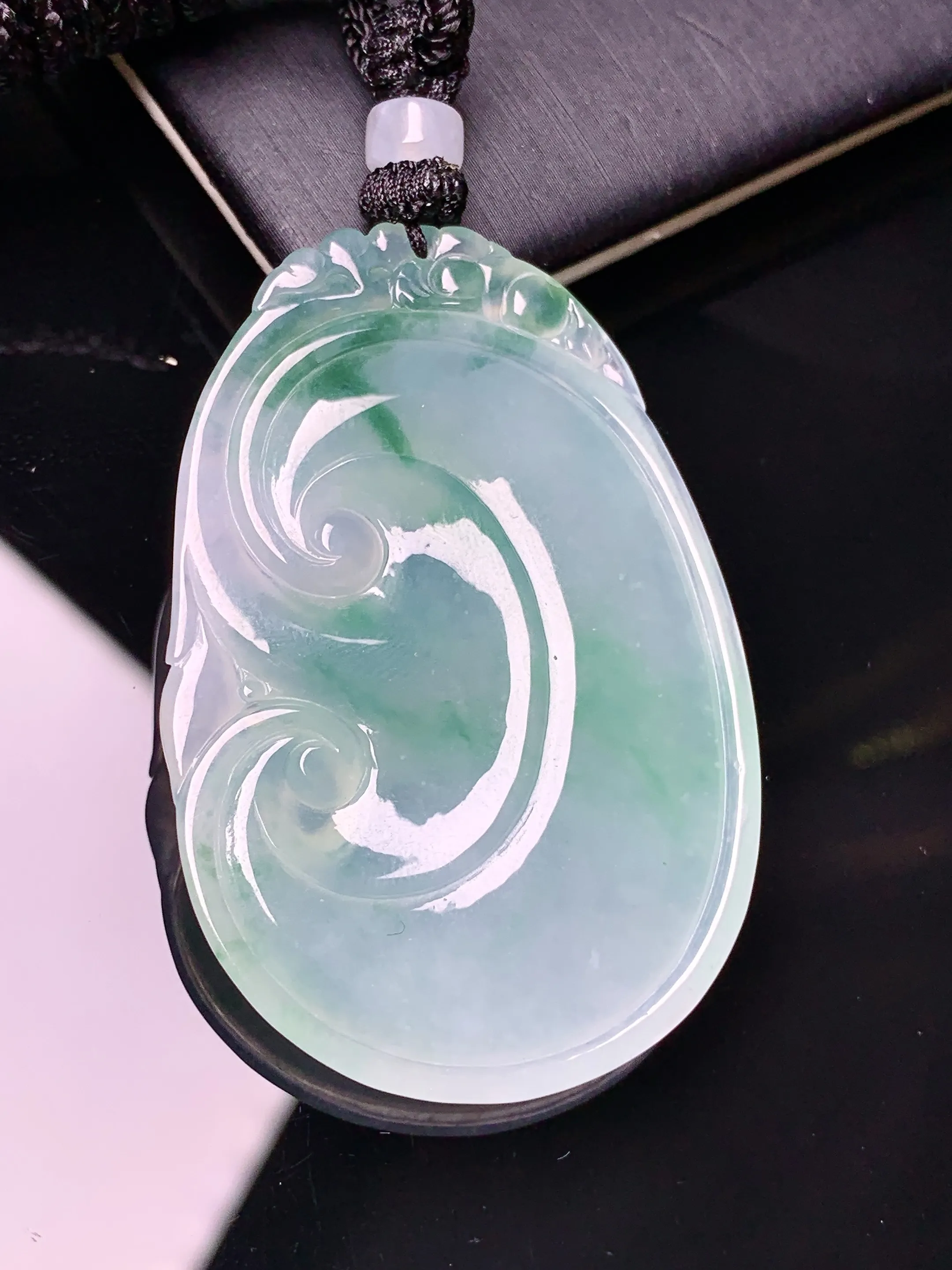 飘绿如意吊坠 玉质细腻 色泽清新艳丽 整体尺寸48*31.8*4.6