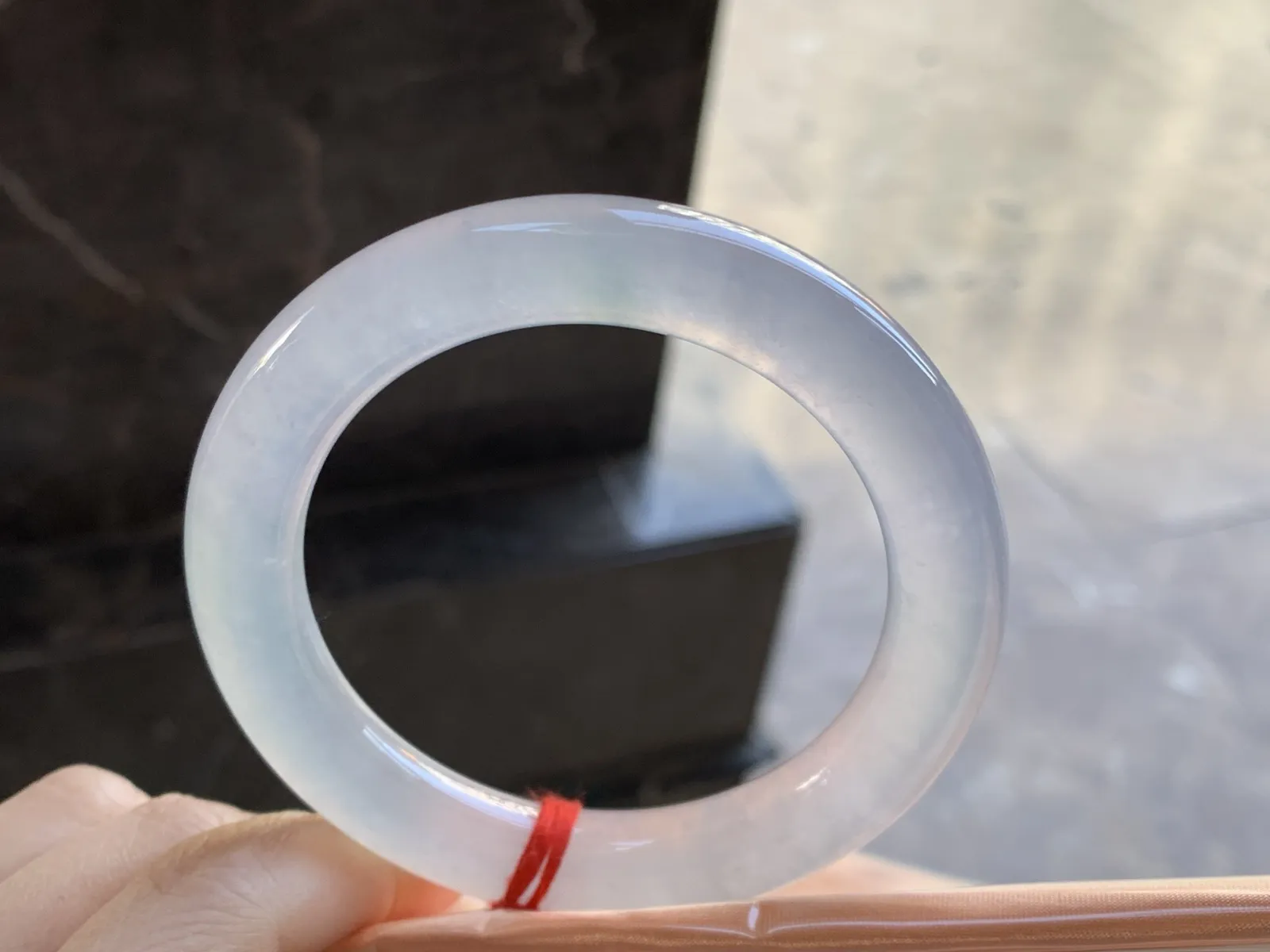 冰种圆条手镯
尺寸：56.7-10.9-11mm
冰味十足 上手漂亮