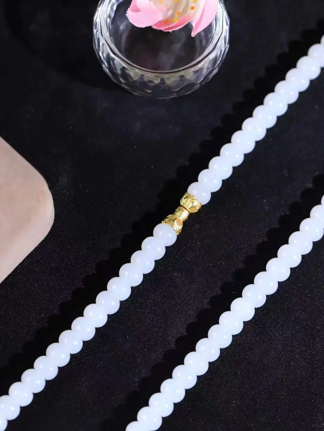 （算盘珠.项链）

精品和田玉白玉算盘珠项链，玉质细腻油润 饱满光滑 质朴无华，悠远简单，人心境界远，百世修炼深，心灵常驻善意持，觉悟人生百世修。重48克   尺寸取一5-7mm   FDA-7725167