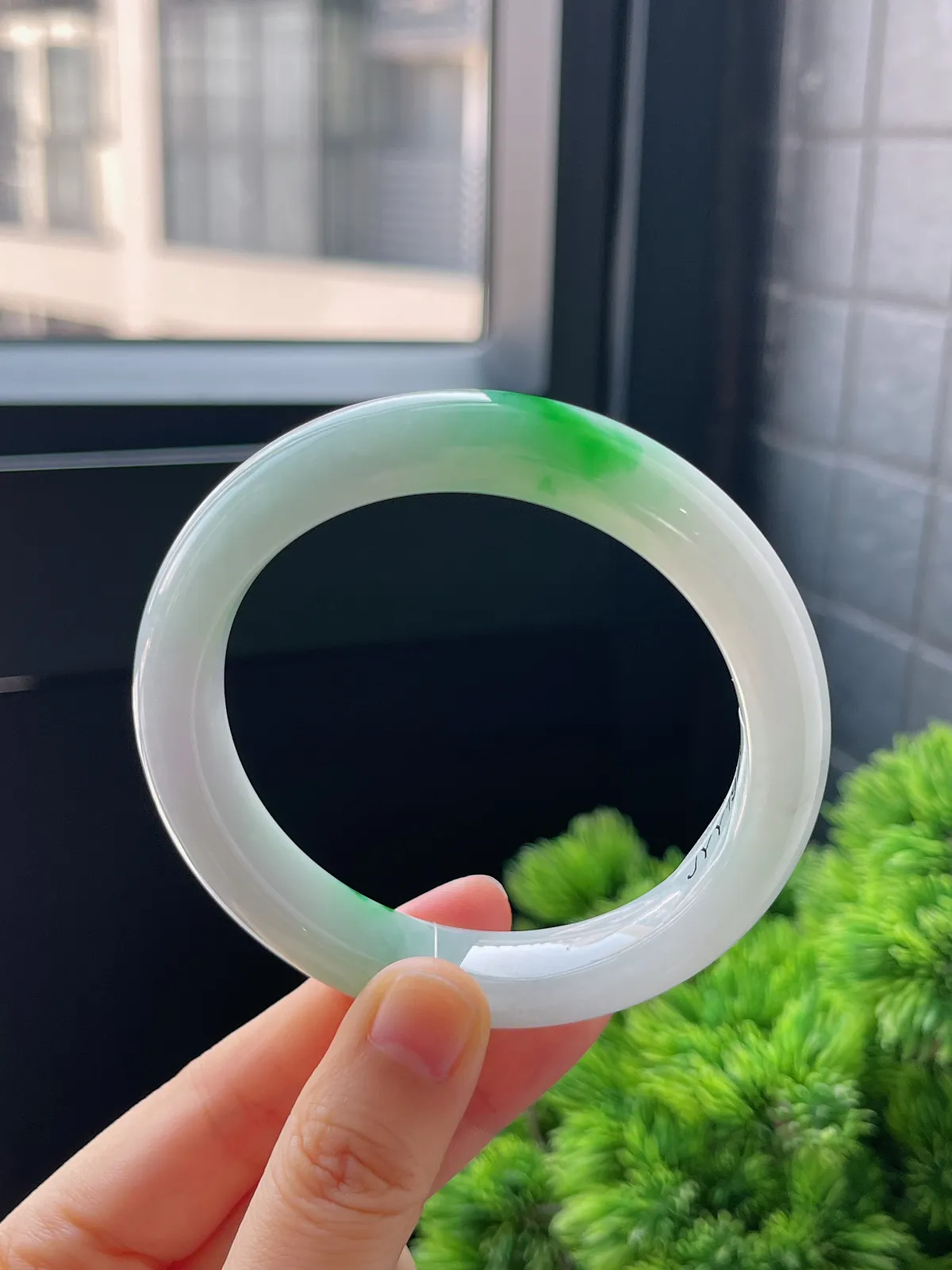 正圈58圈口，翡翠糯化种飘绿手镯，白底青