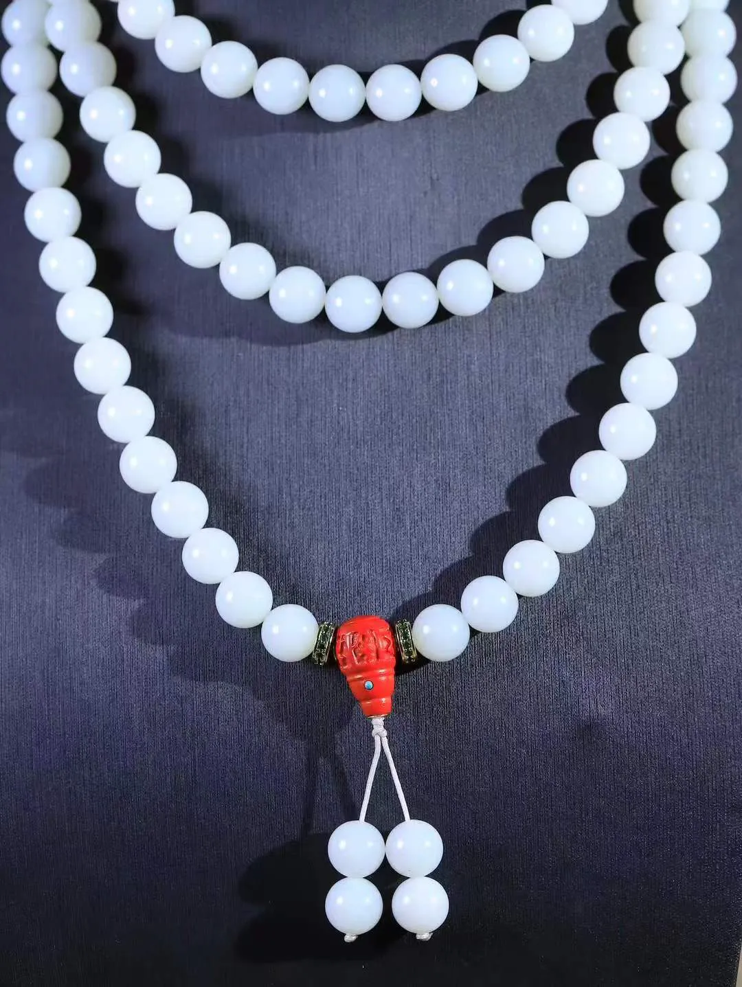 【链.108】

精品️和田玉白玉圆珠挂链 玉质温润细腻 油性十足 佩戴舒适。珠珠落玉盘，间关莺语花底滑，一生美好时光，无论身在何处，都有它相伴相守。事事顺遂，幸福美满，吉祥如意。重183克 尺寸取一10mm FDL-4428133