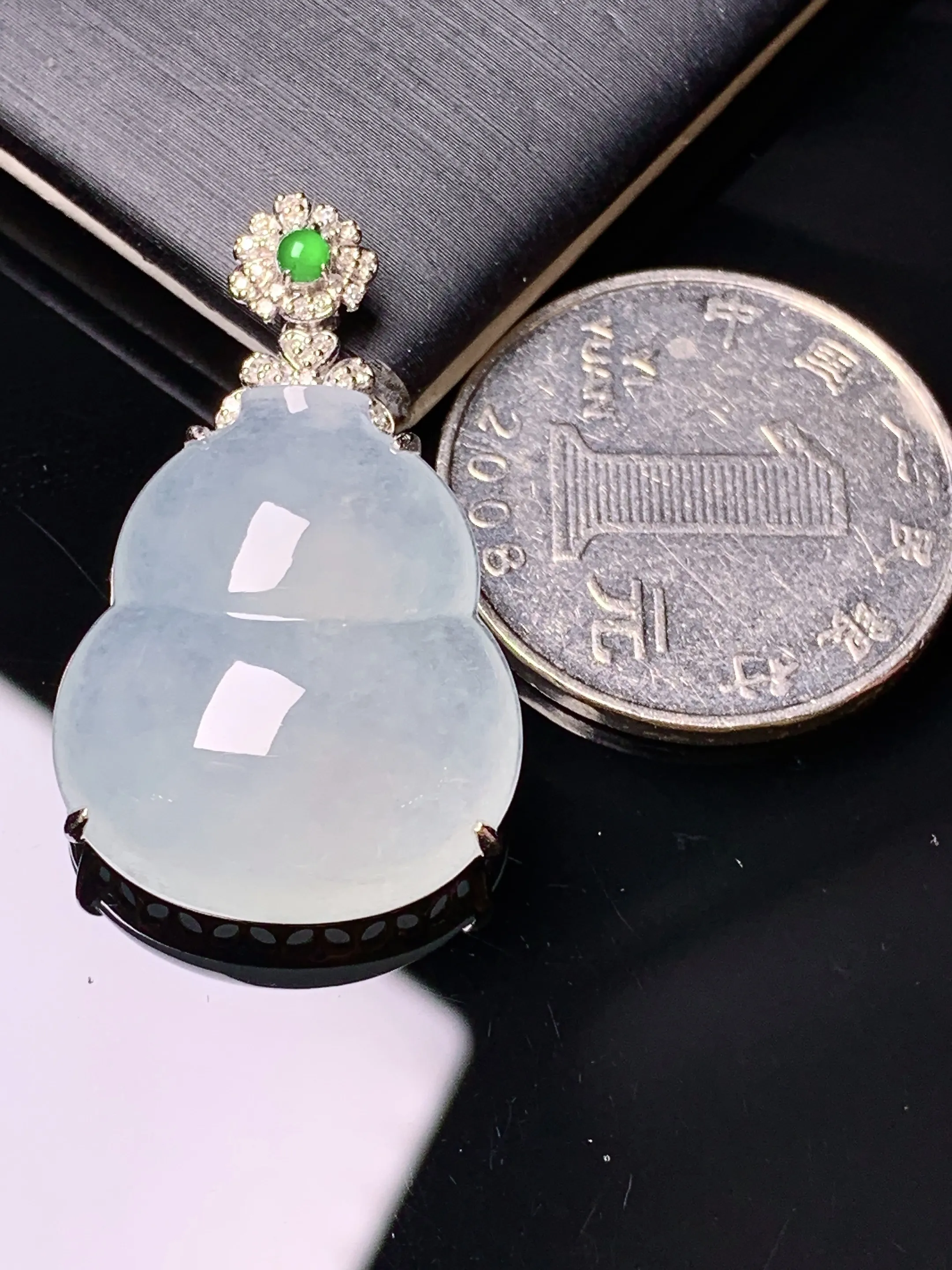18k金钻镶嵌冰种葫芦吊坠 玉质细腻 色泽清新艳丽 整体尺寸32.5*20*8.3