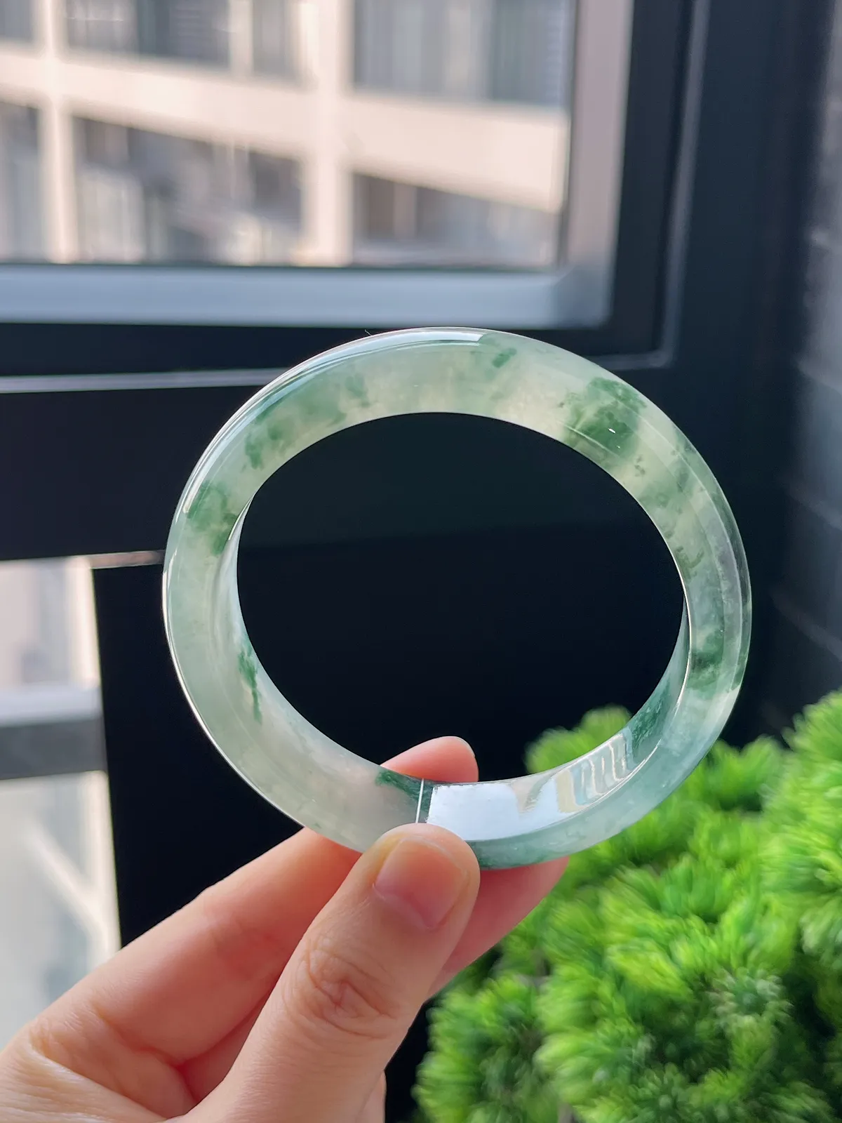 正圈58.8圈口，翡翠冰种飘绿手镯