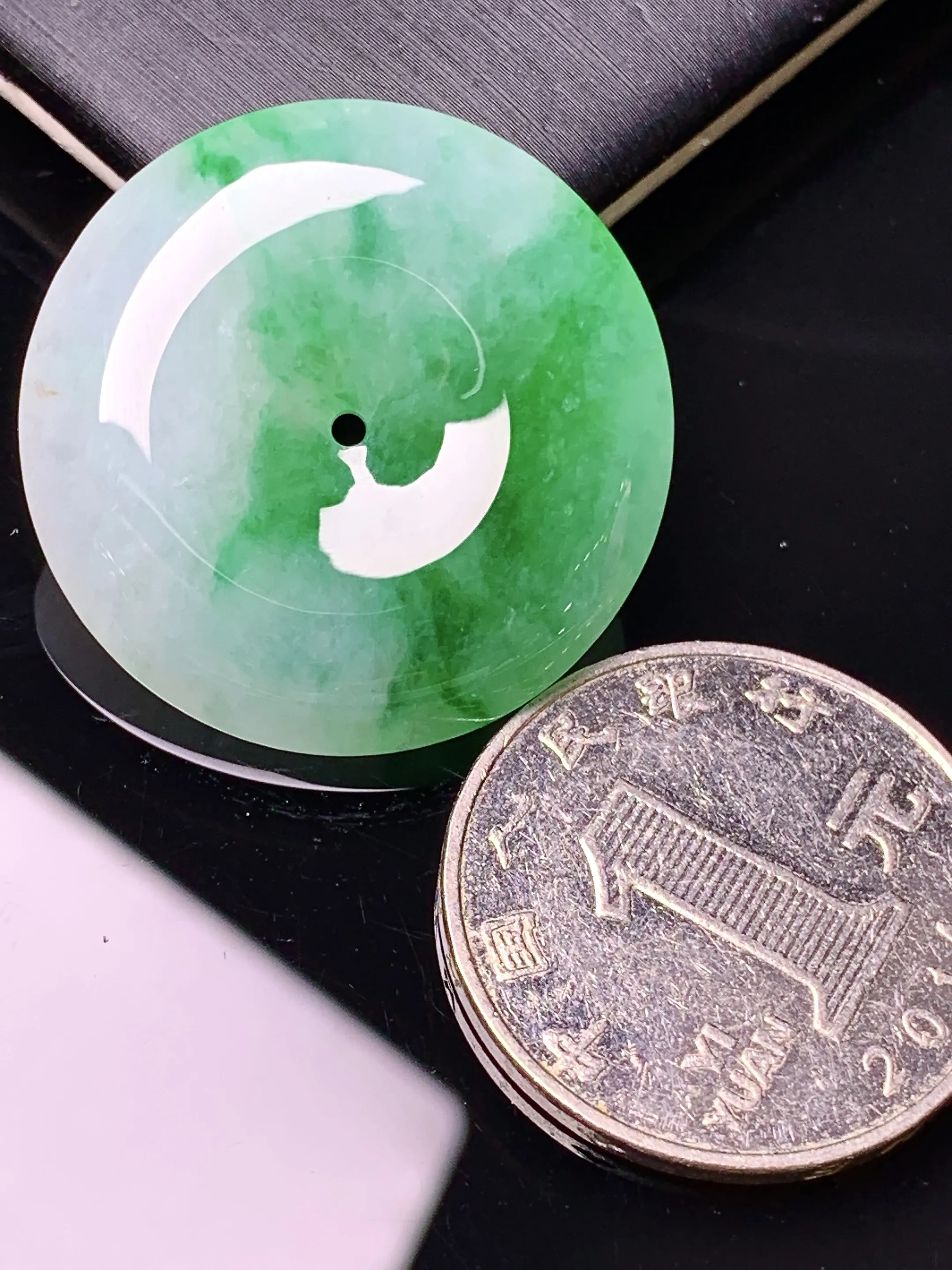 飘绿平安扣吊坠 玉质细腻 色泽清新艳丽 整体尺寸 28.5*6