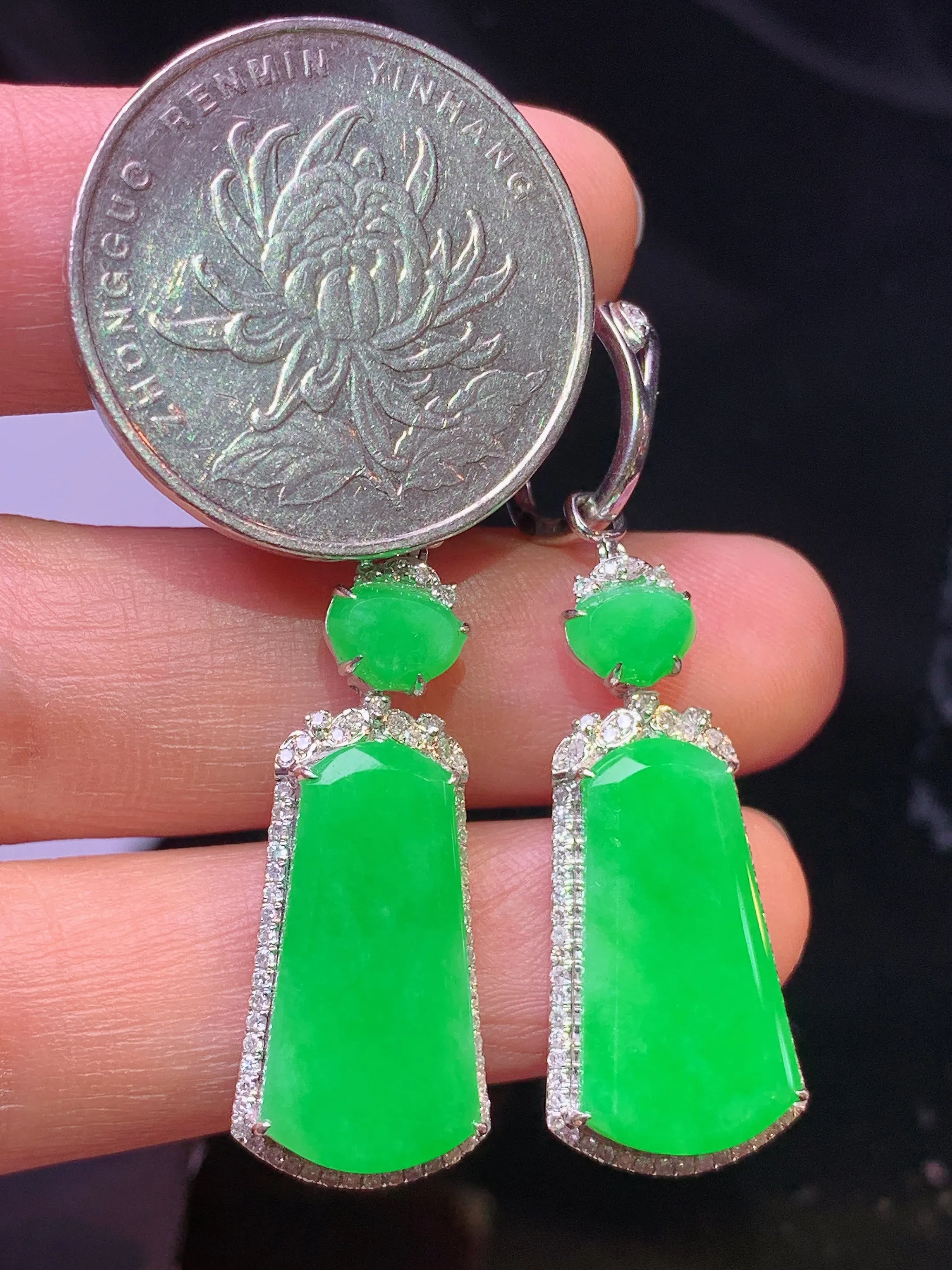 18k金钻镶嵌满绿无事牌耳坠吊坠两用款 玉质细腻 色泽艳丽清新 整体尺寸42.8*12.5*5.6