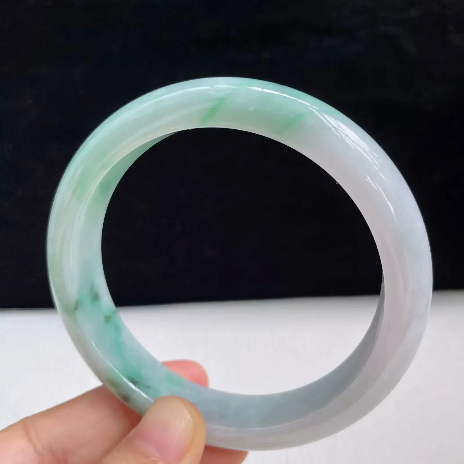 58.7mm自然光拍摄天然翡翠A货飘绿好种水正圈手镯 57.56克