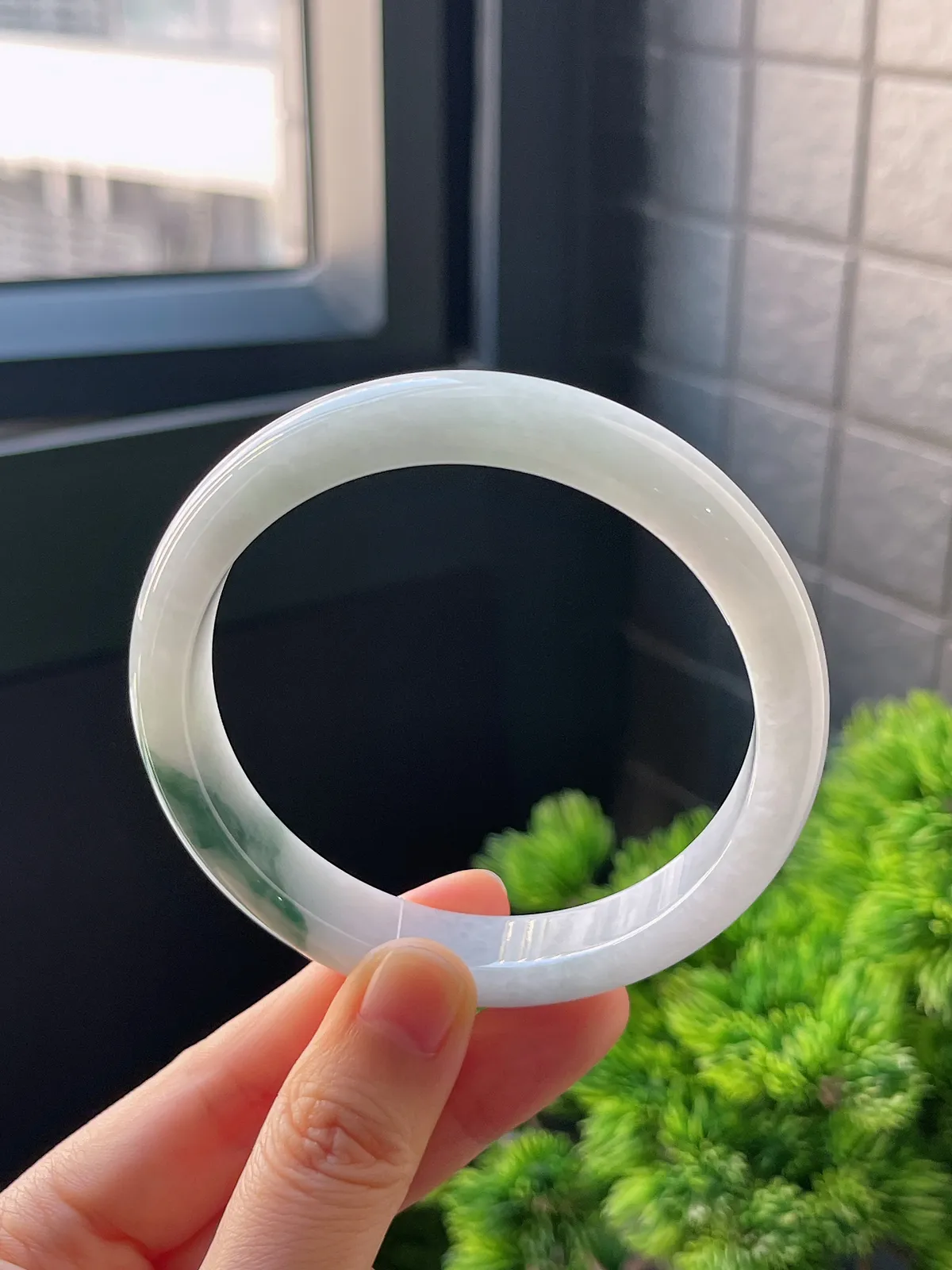 正圈62.5圈口，翡翠糯化种飘绿手镯