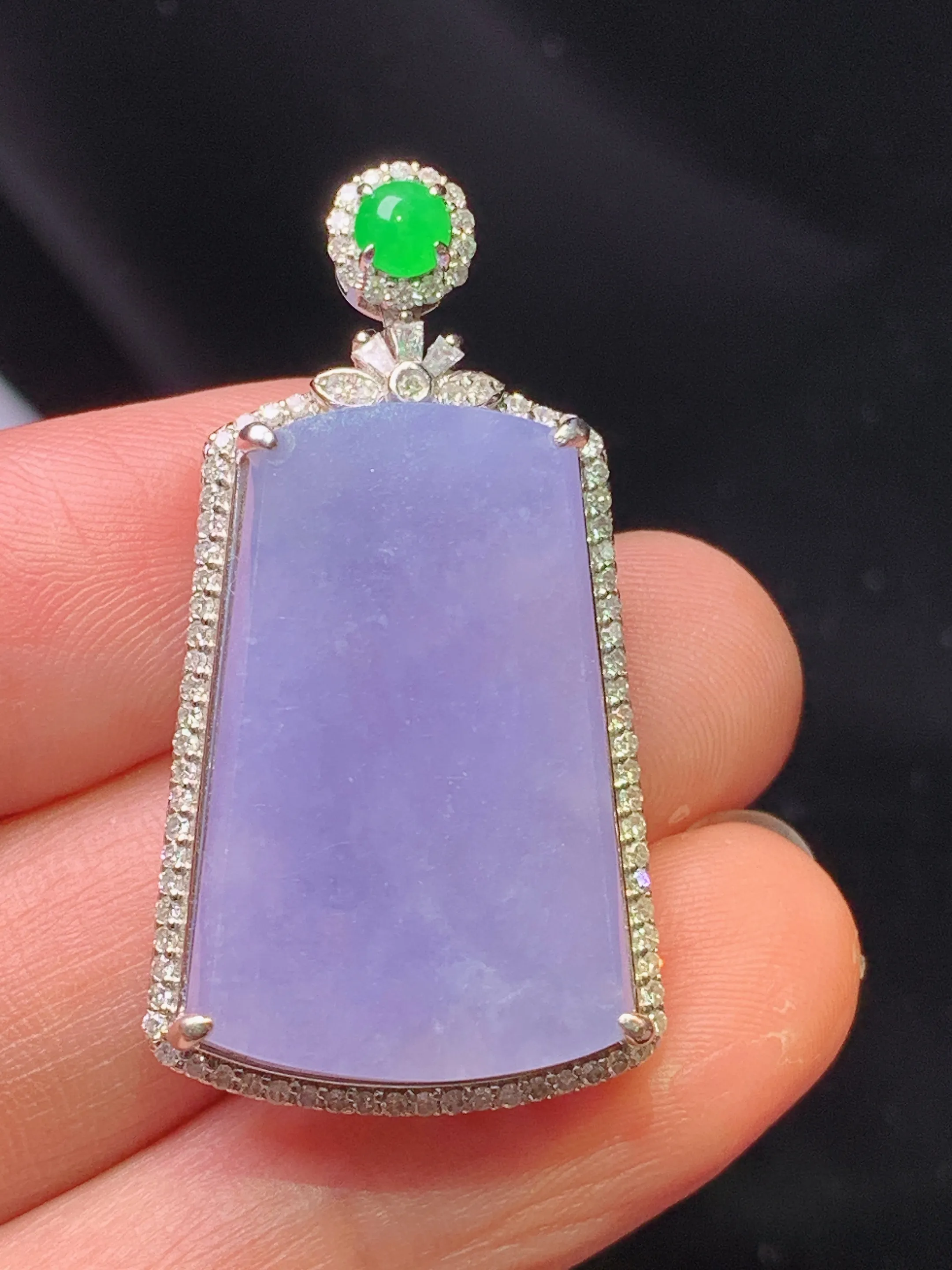 18k金钻镶嵌紫罗兰无事牌吊坠 玉质细腻 色泽艳丽清新 整体尺寸36.7*19.8*8