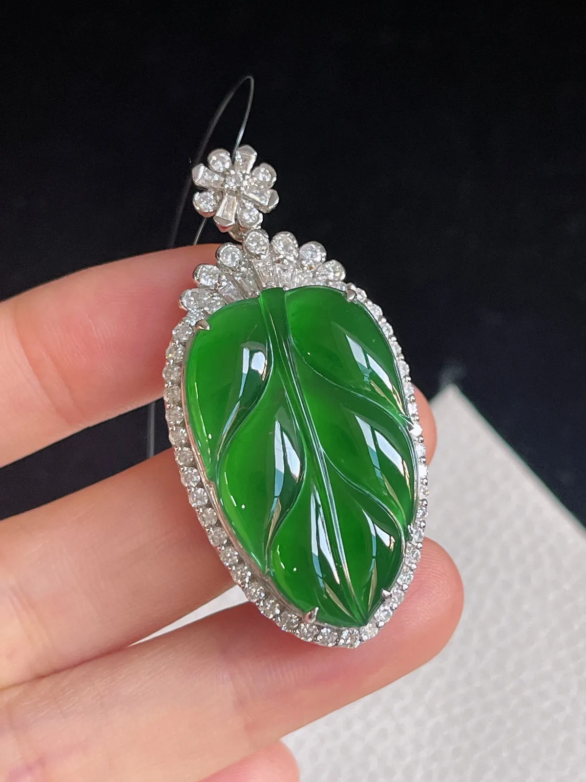 翡翠叶子吊坠，18k金镶嵌