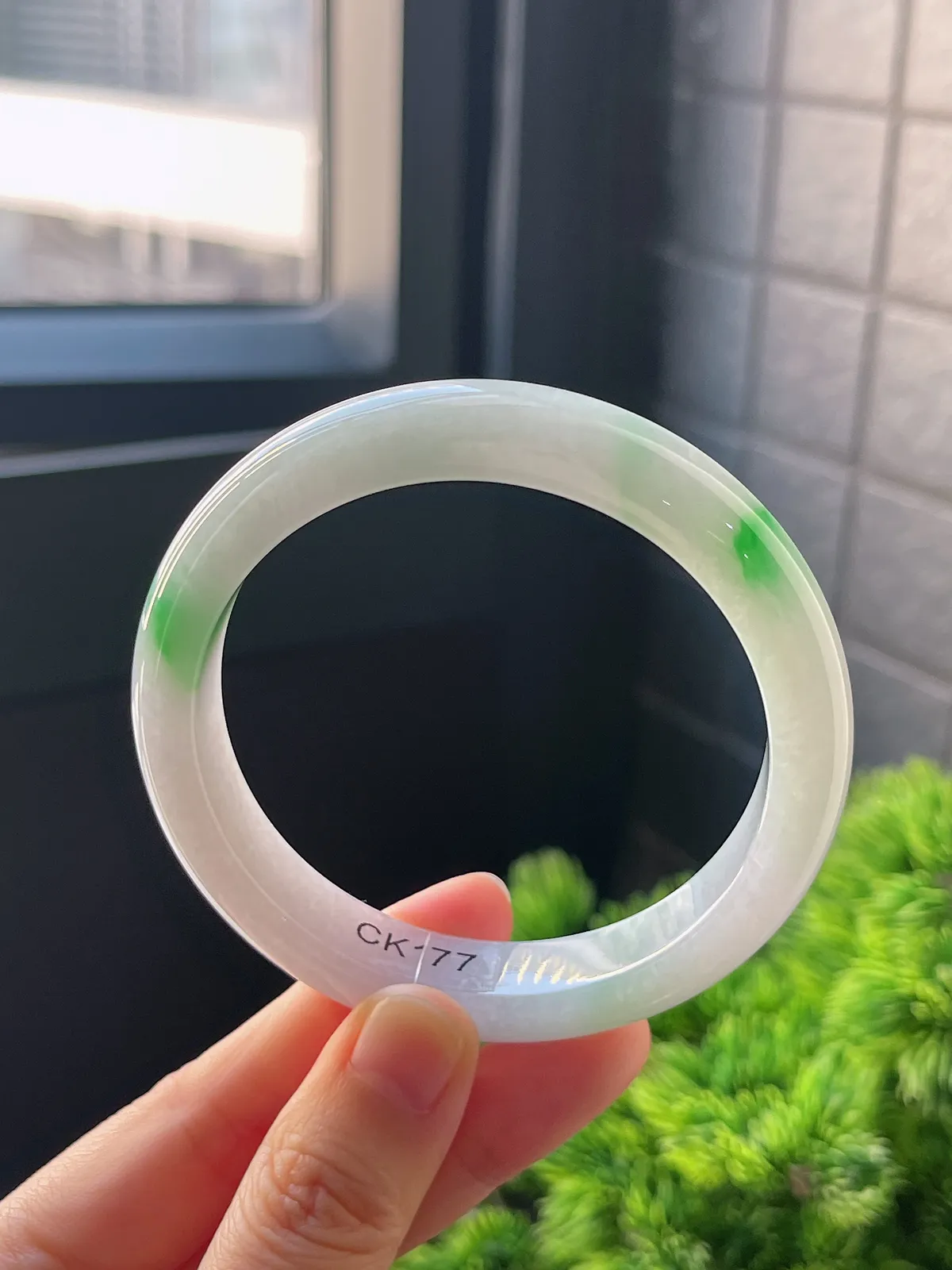 正圈57.9圈口，翡翠冰糯种飘绿手镯