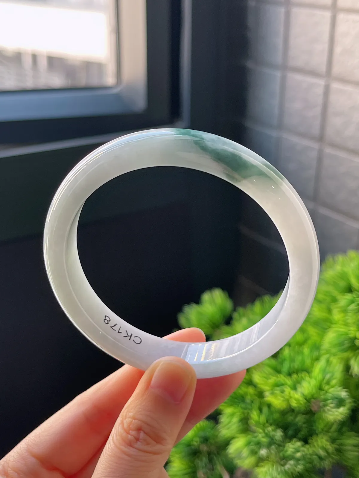 正圈62.5圈口，翡翠糯化种飘绿手镯