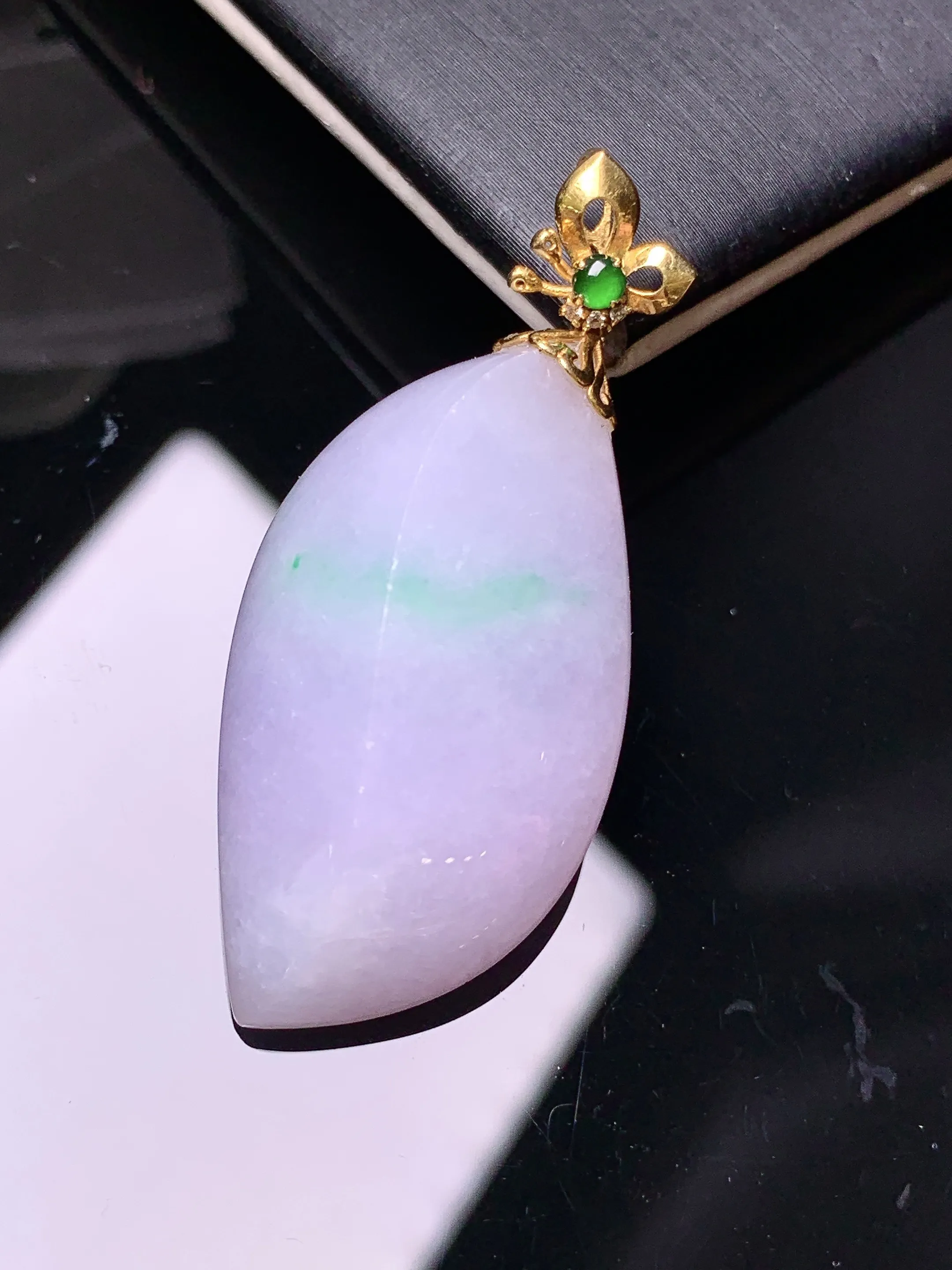 18k金钻镶嵌紫罗兰飘绿随形吊坠 玉质细腻 色泽艳丽清新 整体尺寸43.3*18.5*12