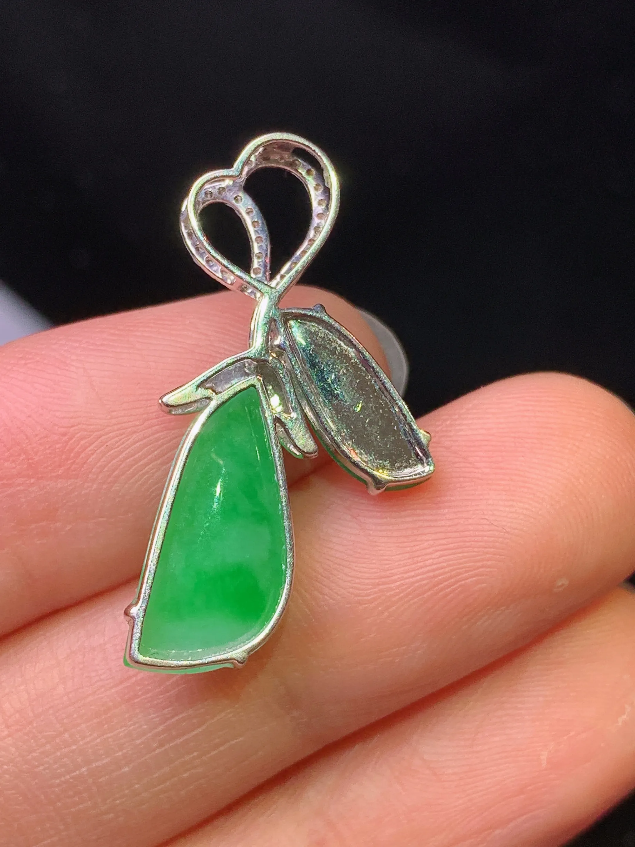 18k金钻镶嵌翠绿随形吊坠 玉质细腻 色泽艳丽清新 整体尺寸28.7*7.6*4.7