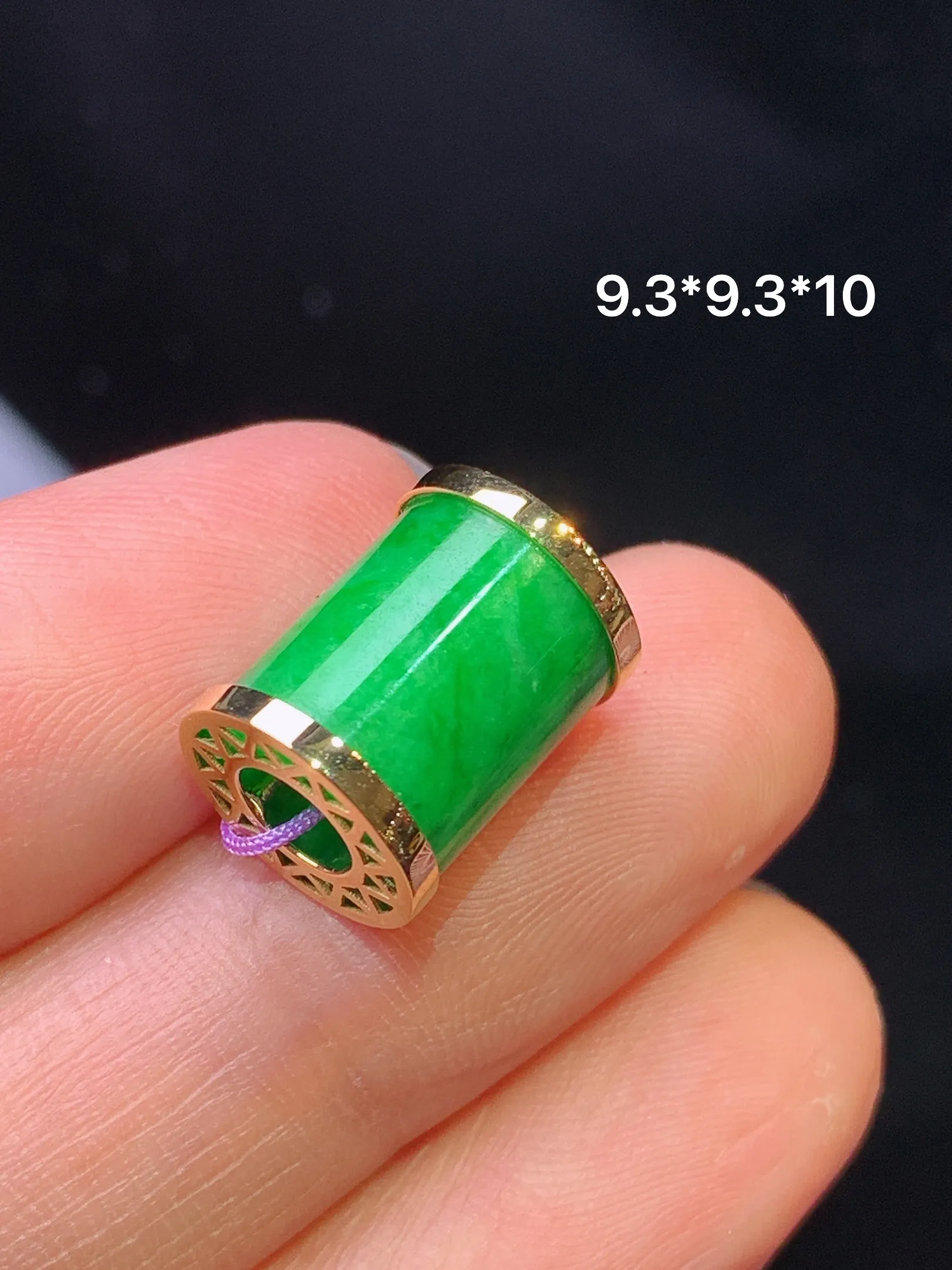 18k金镶嵌翠绿路路通吊坠 玉质细腻 色泽艳丽清新 整体尺寸9.3*9.3*10