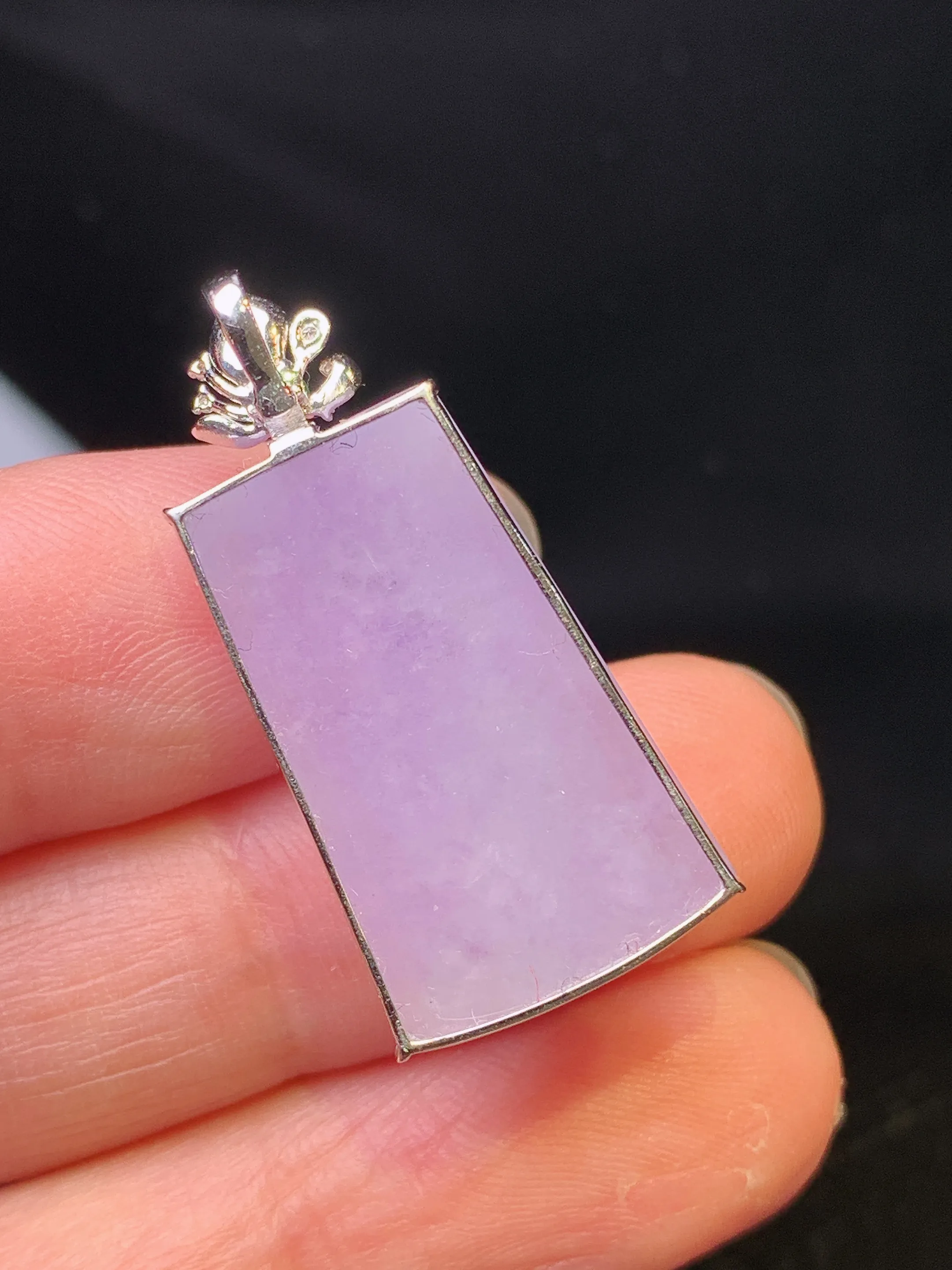 18k金钻镶嵌紫罗兰玉柱吊坠 玉质细腻 色泽艳丽清新 整体尺寸30*17.3*7.7