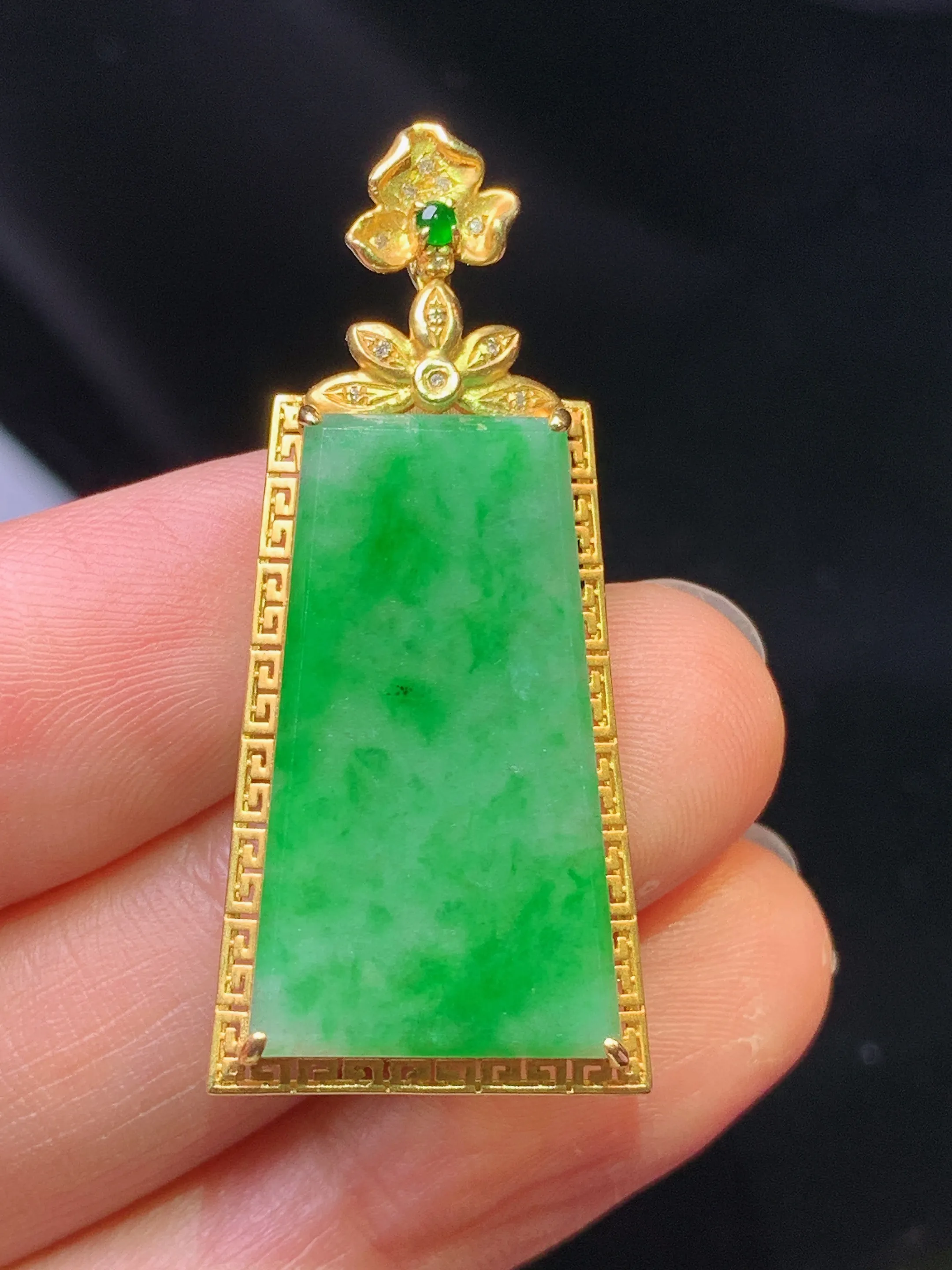 18k金钻镶嵌翠绿无事牌吊坠 玉质细腻 色泽艳丽清新 整体尺寸38*17*4.8