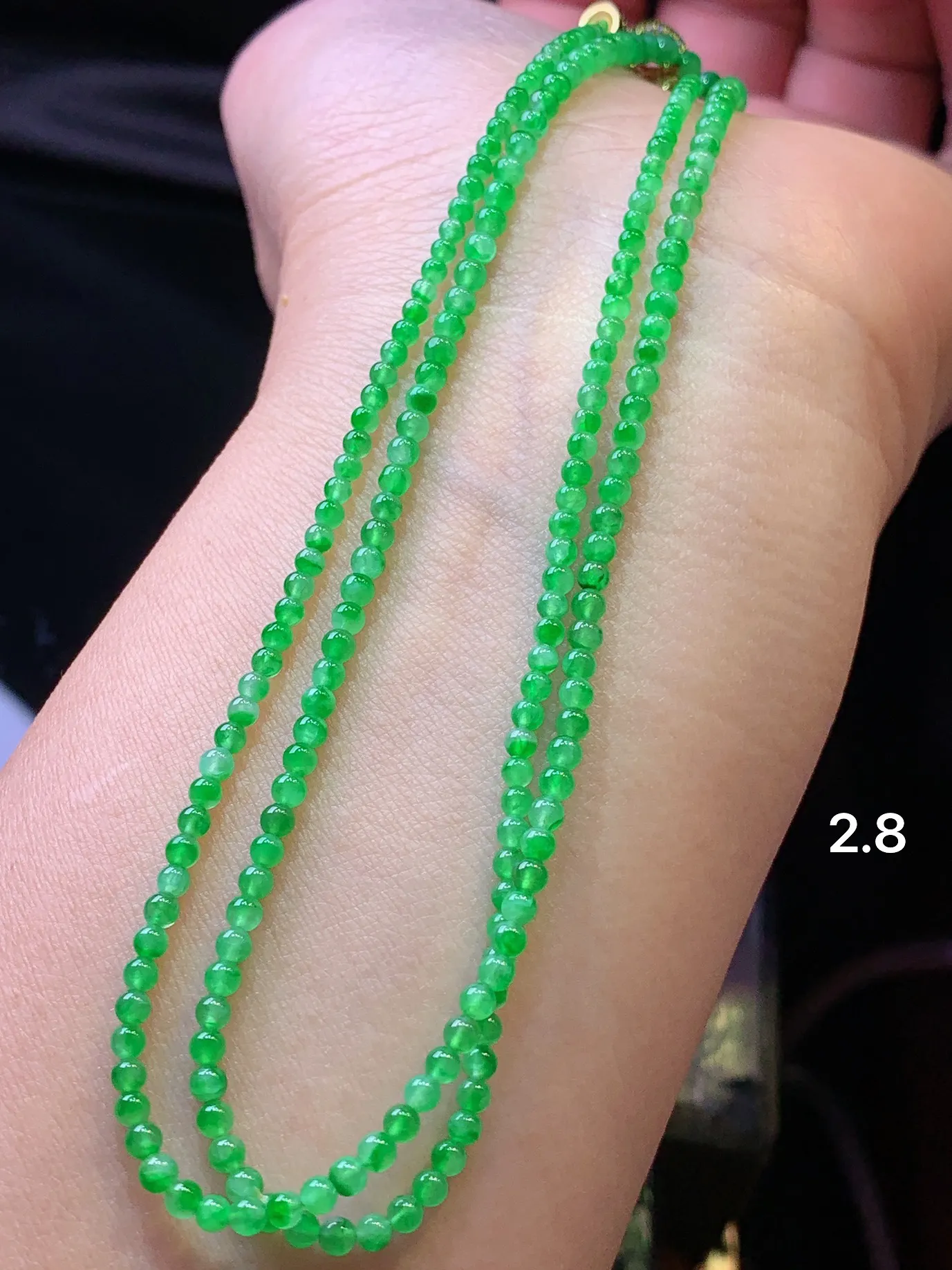 翠绿小米珠项链 玉质细腻 色泽艳丽清新 整体尺寸2.8