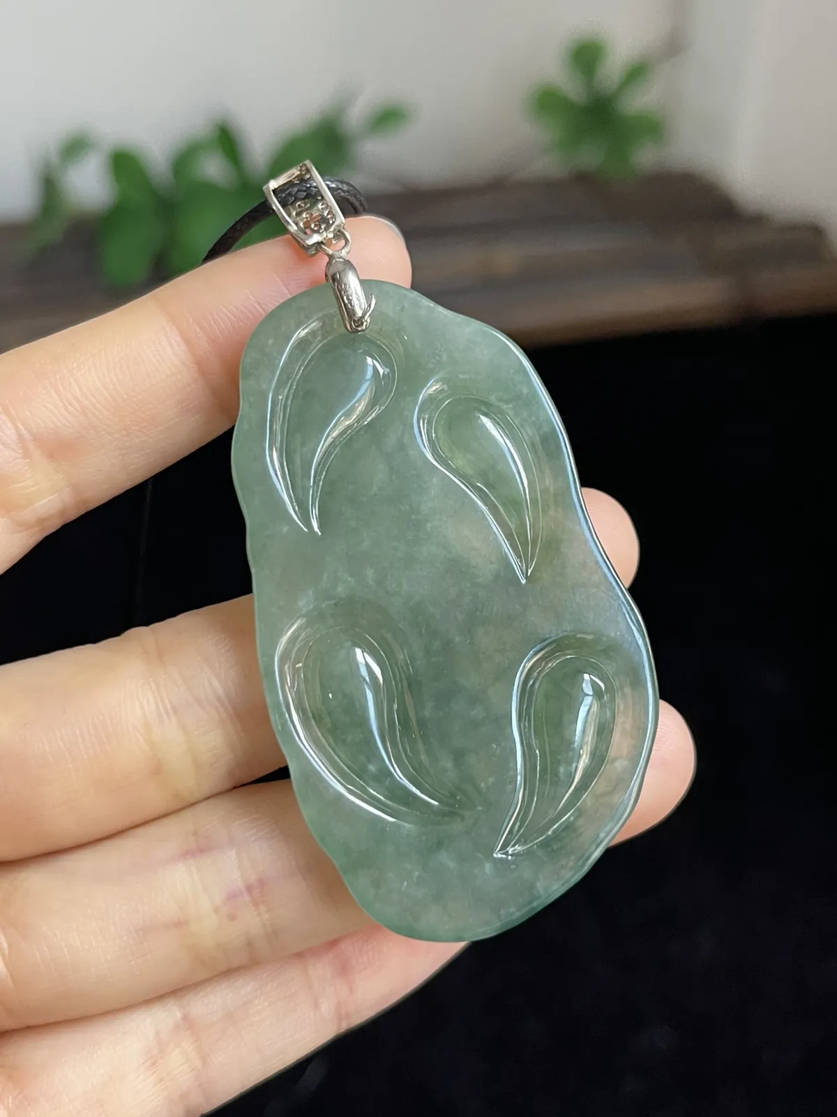 翡翠冰糯种浅绿色吊坠