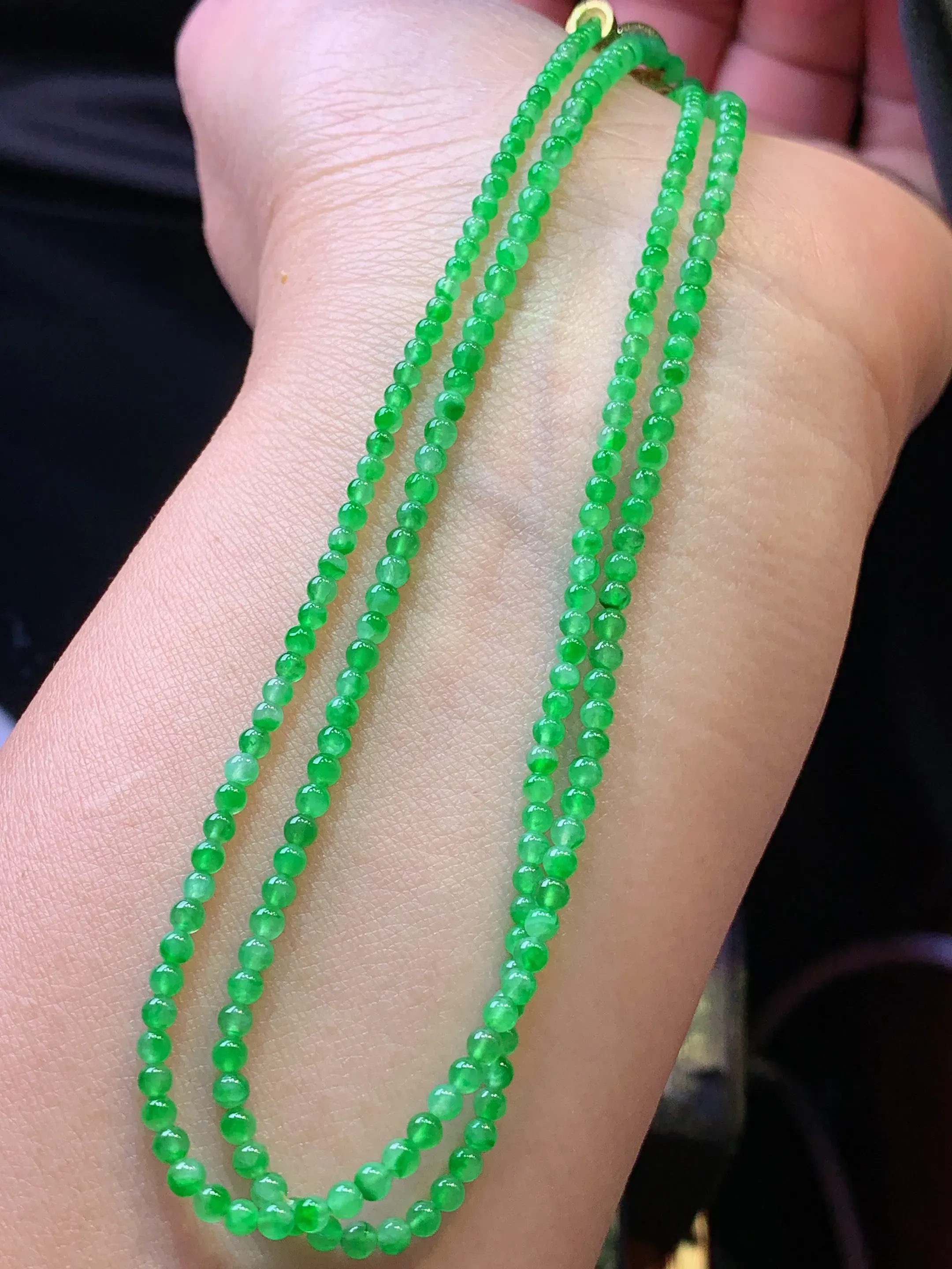 翠绿小米珠项链 玉质细腻 色泽艳丽清新 整体尺寸2.8