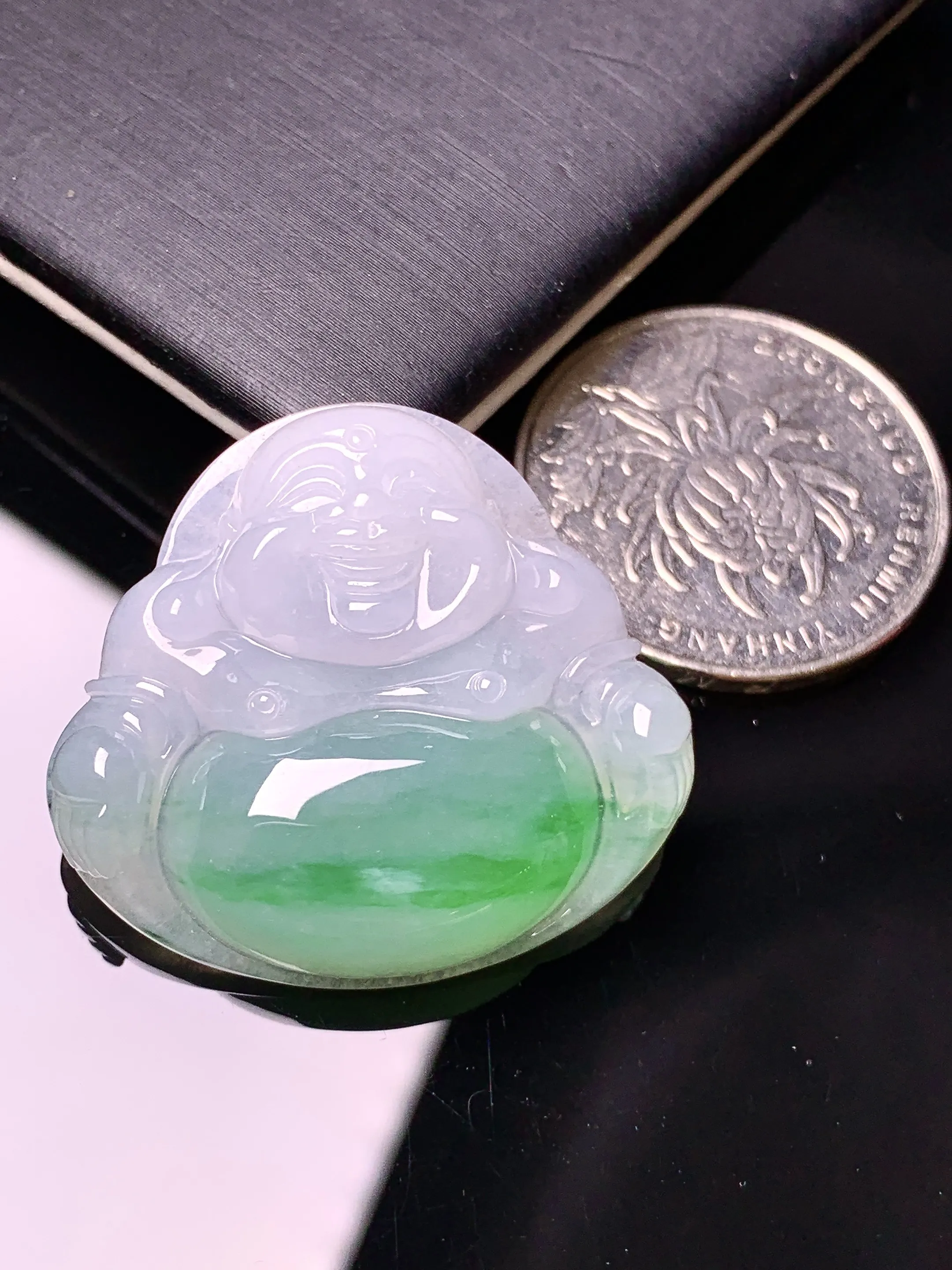 飘绿佛公吊坠 玉质细腻 色泽清新艳丽 整体尺寸29*32.2*7