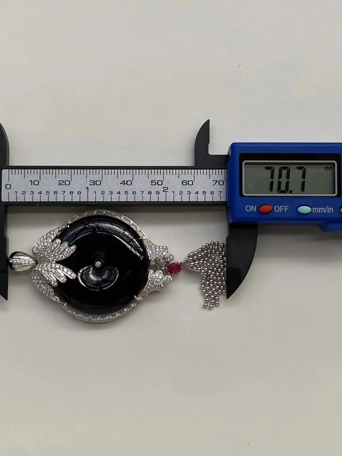 墨翠：【平安扣】吊坠、18K金+南非钻镶嵌豪华镶嵌、细腻干净，黑度极黑，性价比高，做工精致，打灯透绿 裸石尺寸 35.9.