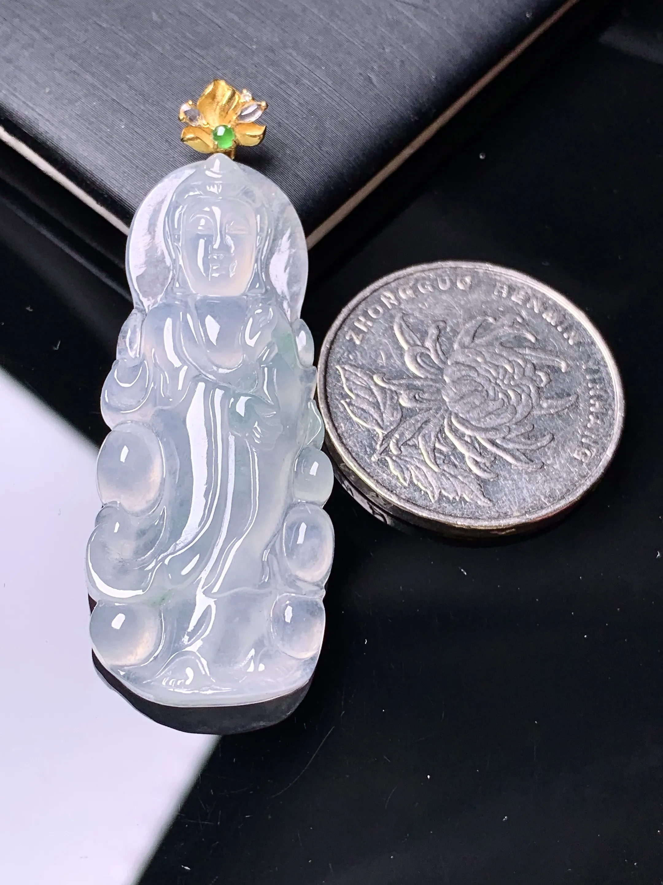 18k金镶嵌冰种观音吊坠 玉质细腻 色泽艳丽清新 整体尺寸48.5*18.2*4.5